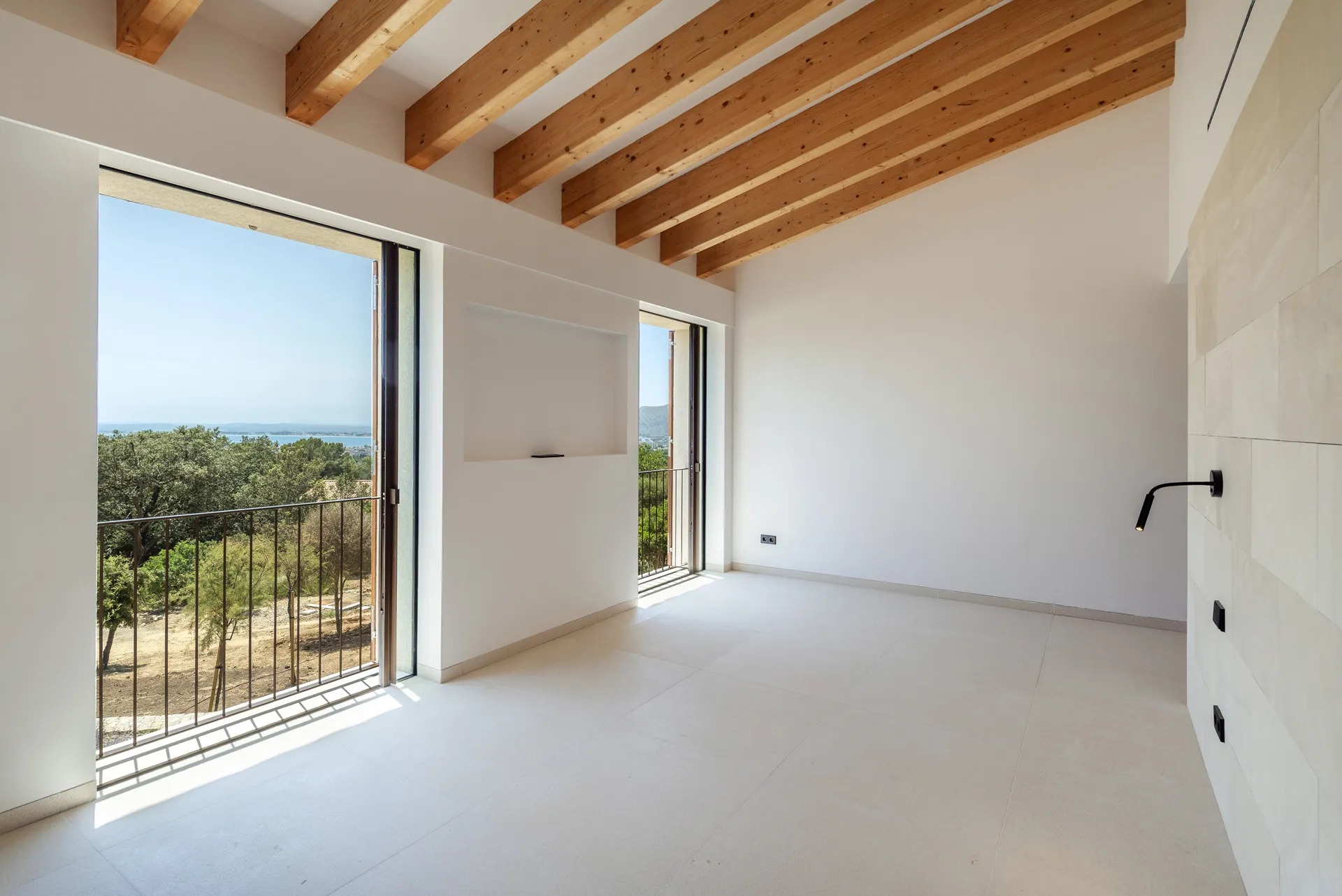 Eksklusiv nybygget finca med betagende havudsigt over Alcudia-bugten på Mallorca-14