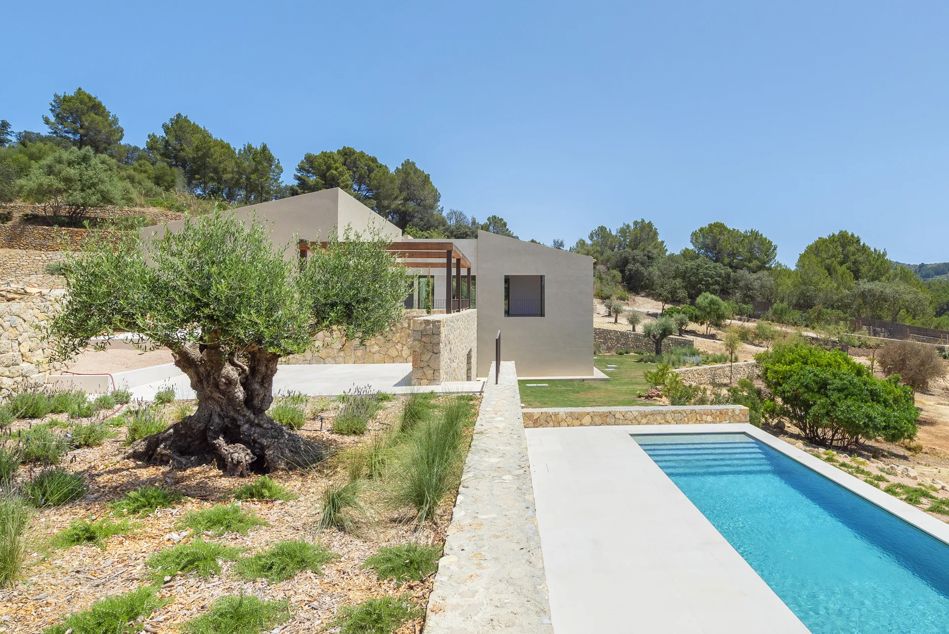 Exclusiva finca de obra nueva con vistas a la bahía de Alcudia, Mallorca-16