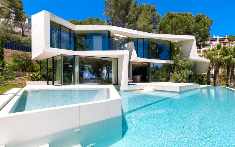 Avant-gardistische villa met uitzicht op zee