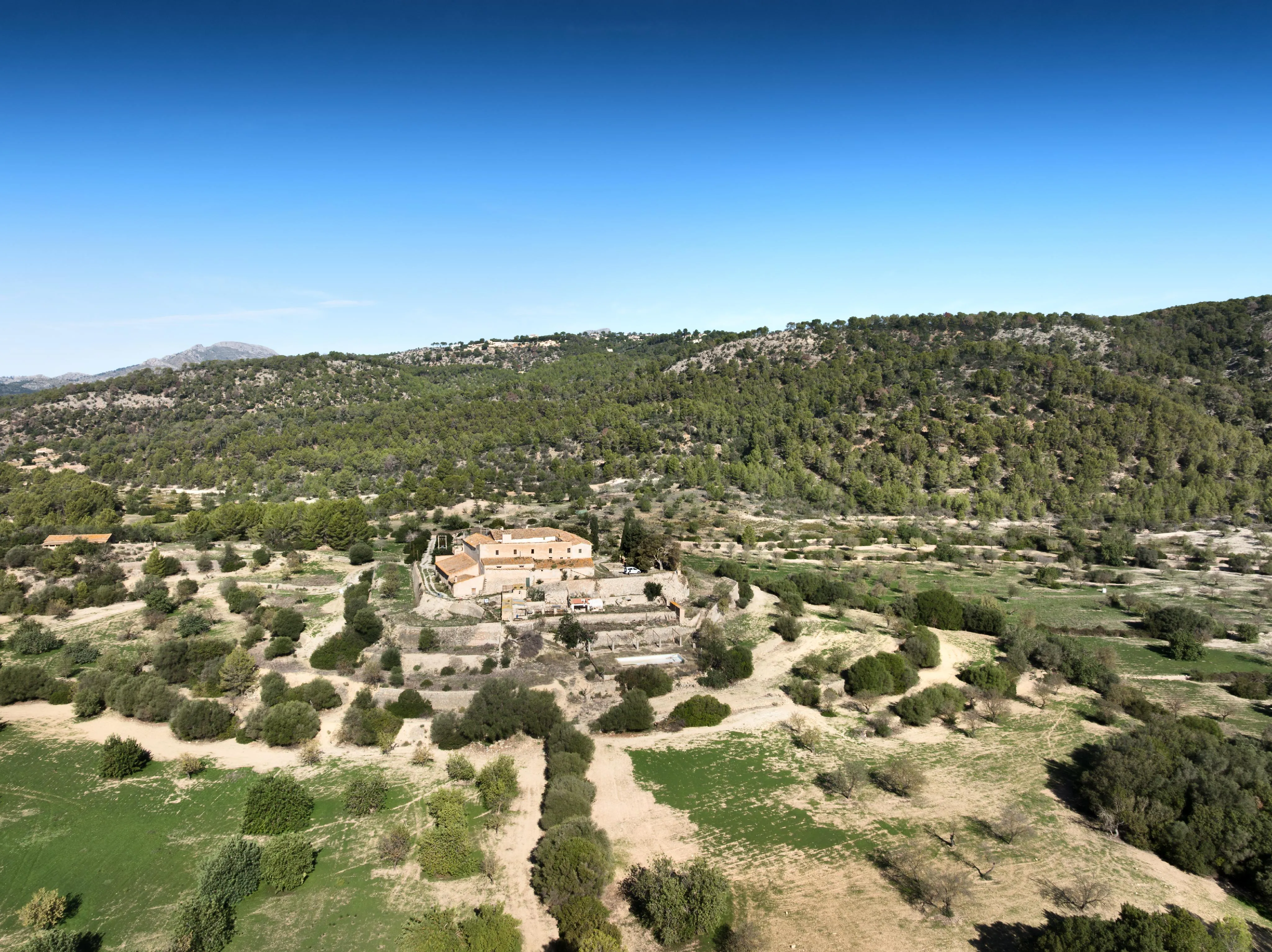 Auténtica possessió mallorquina con vistas panorámicas hasta el mar – una finca histórica con alma y potencial-5