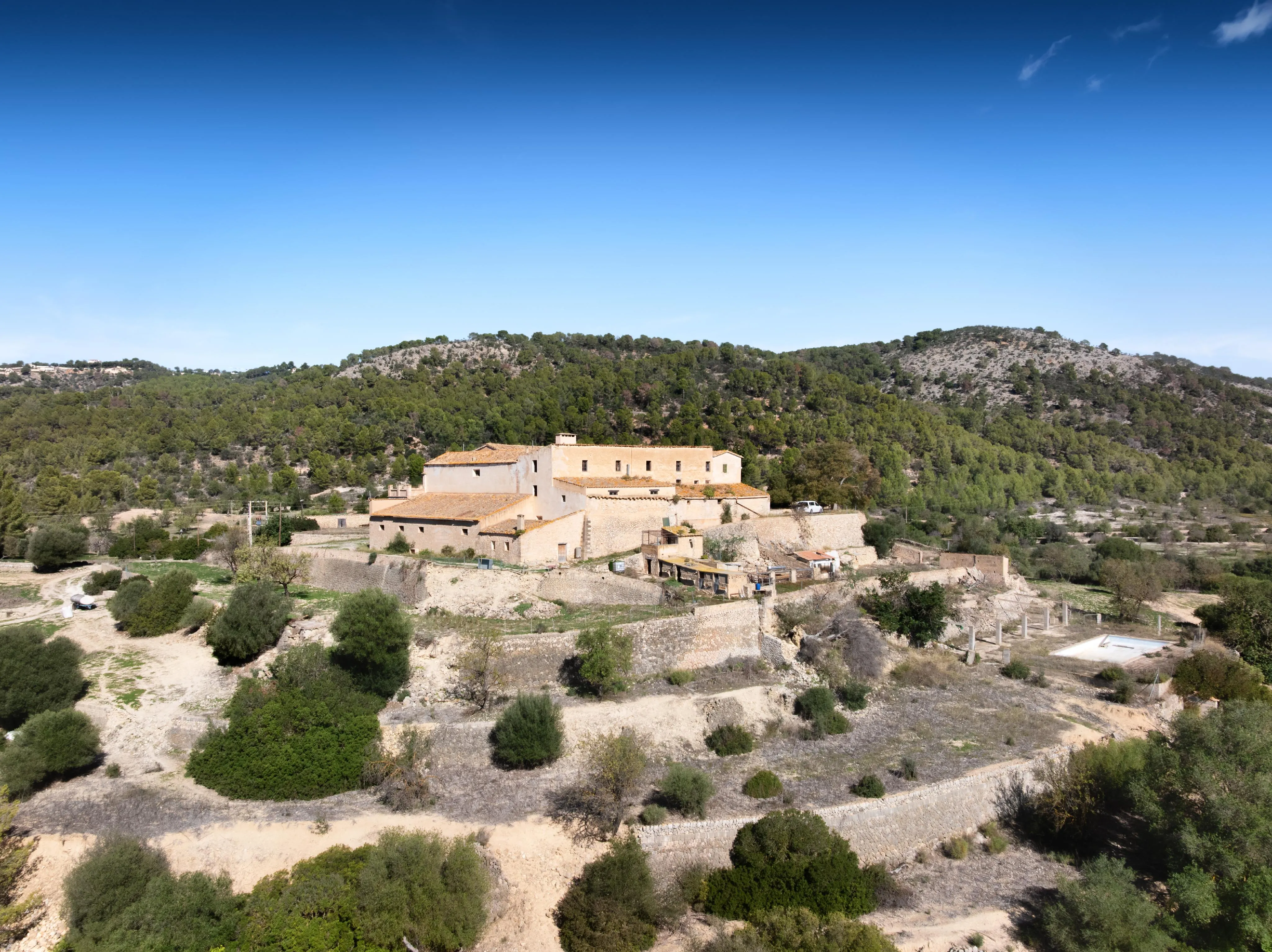 Auténtica possessió mallorquina con vistas panorámicas hasta el mar – una finca histórica con alma y potencial-7