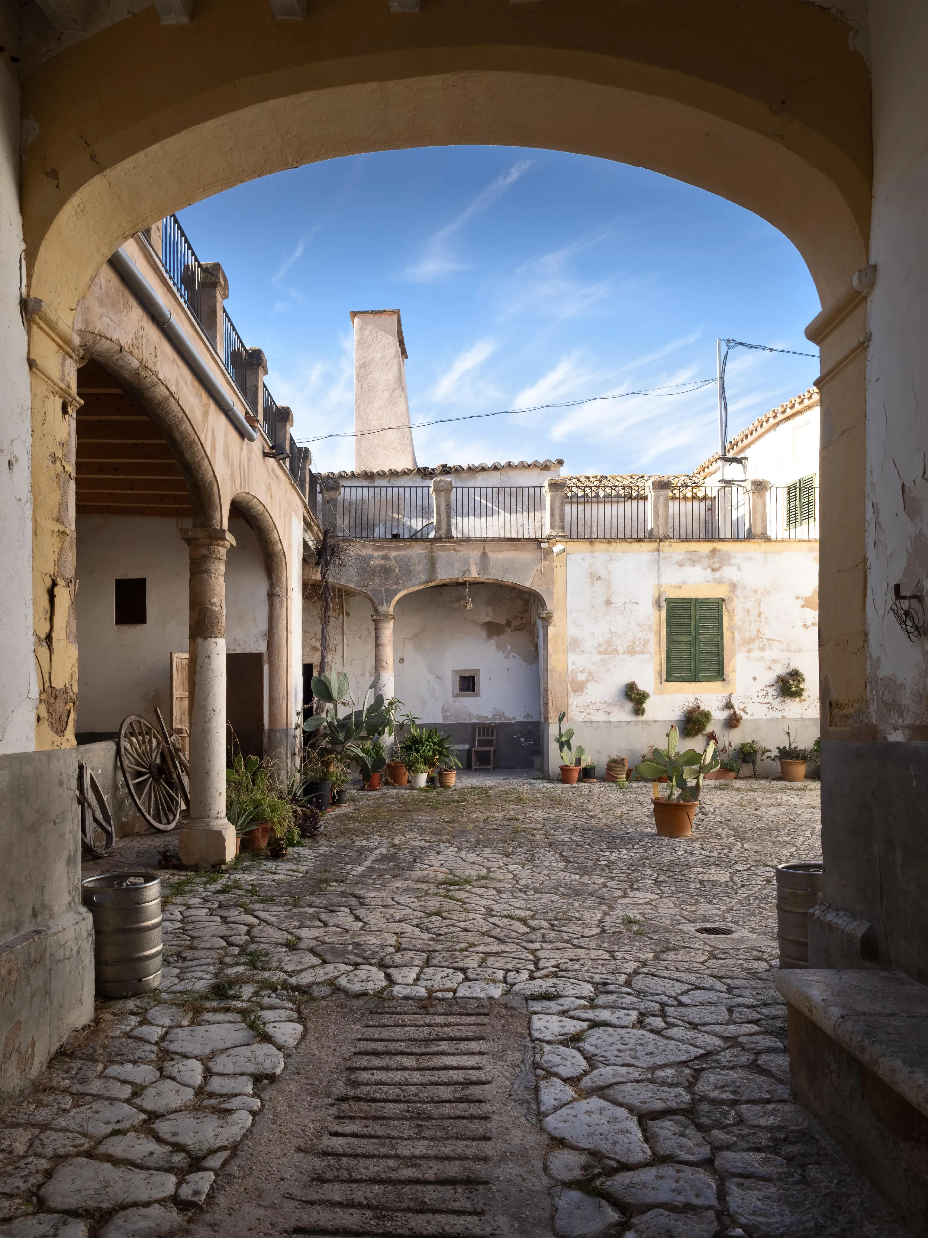 Auténtica possessió mallorquina con vistas panorámicas hasta el mar – una finca histórica con alma y potencial-32