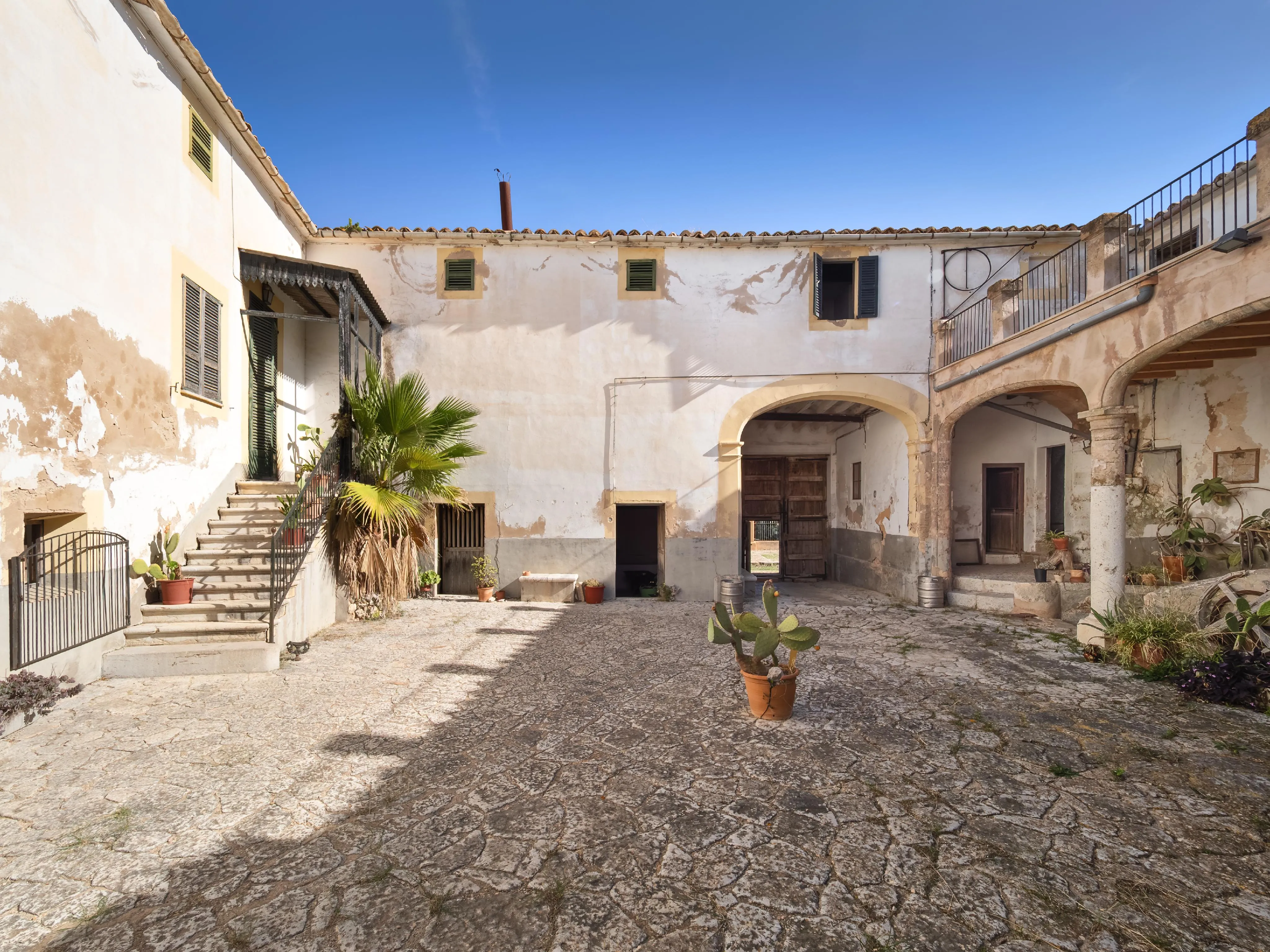 Auténtica possessió mallorquina con vistas panorámicas hasta el mar – una finca histórica con alma y potencial-6