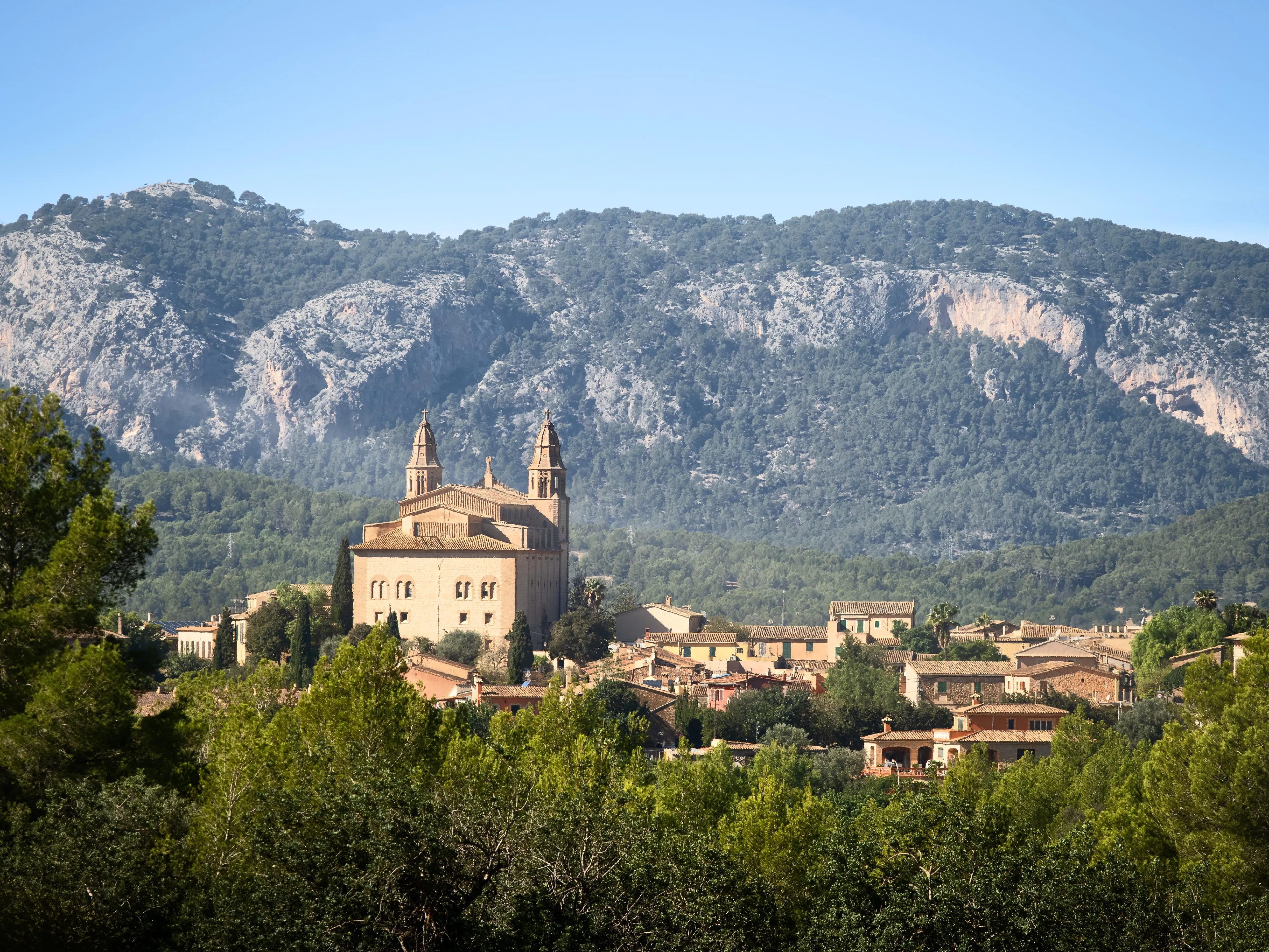 Auténtica possessió mallorquina con vistas panorámicas hasta el mar – una finca histórica con alma y potencial-8
