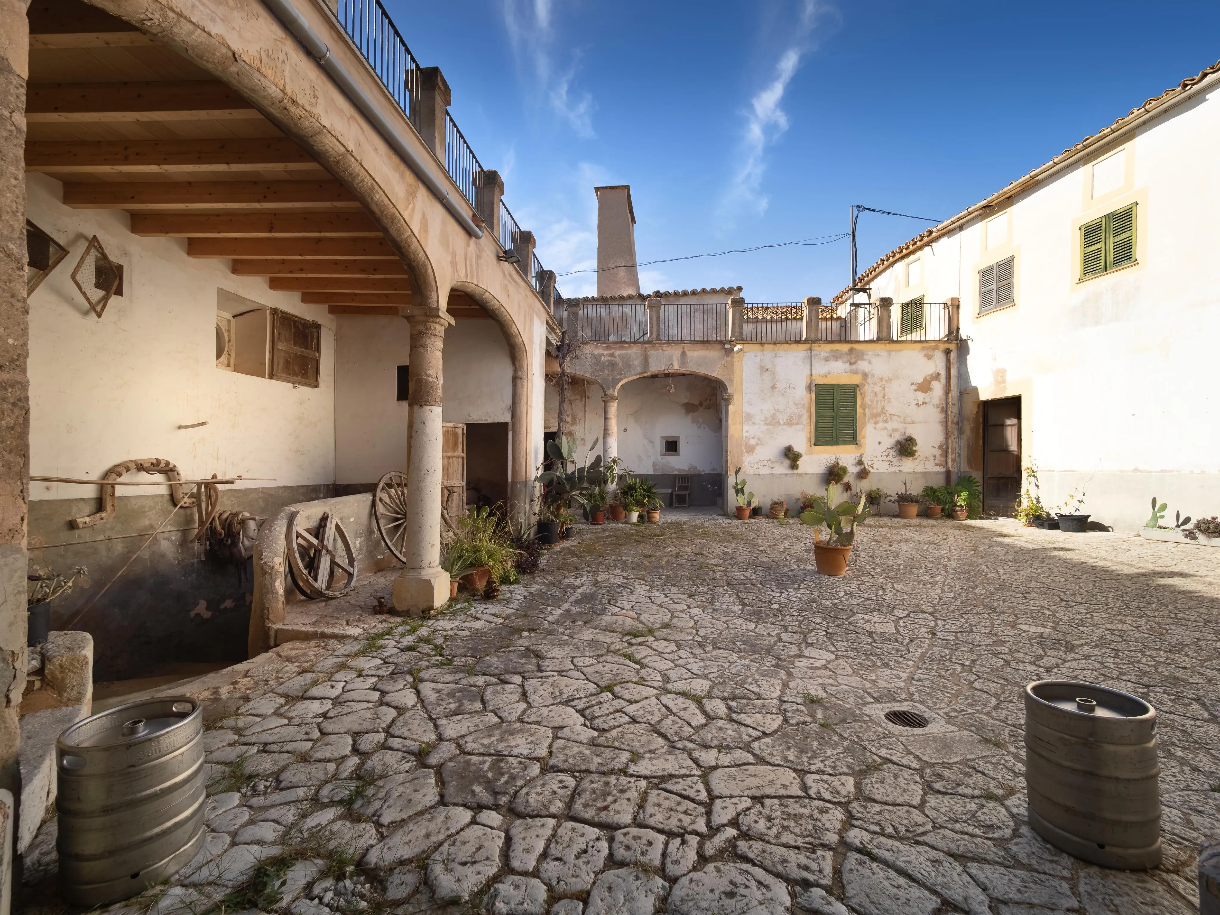 Auténtica possessió mallorquina con vistas panorámicas hasta el mar – una finca histórica con alma y potencial-15