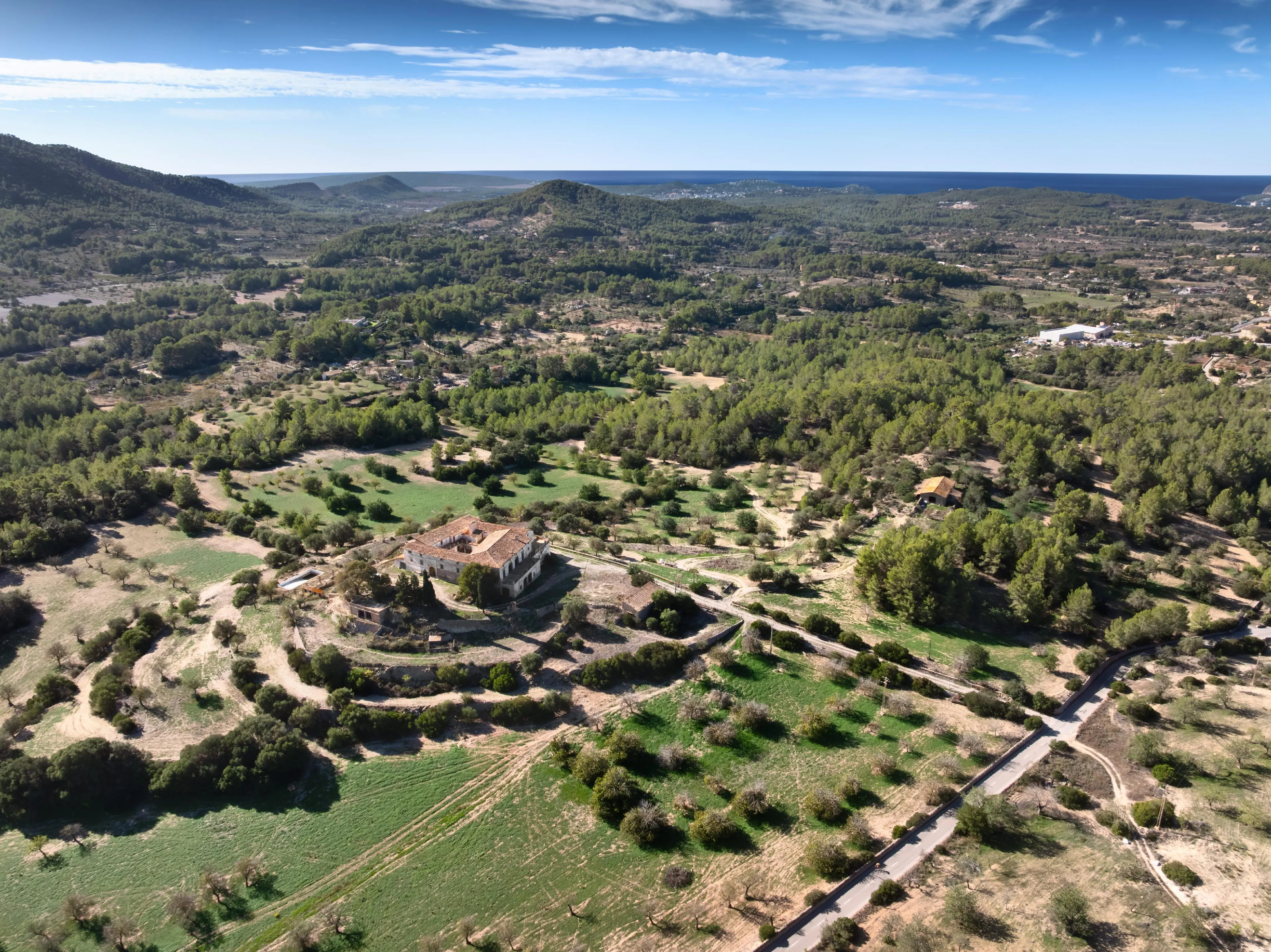 Auténtica possessió mallorquina con vistas panorámicas hasta el mar – una finca histórica con alma y potencial-1