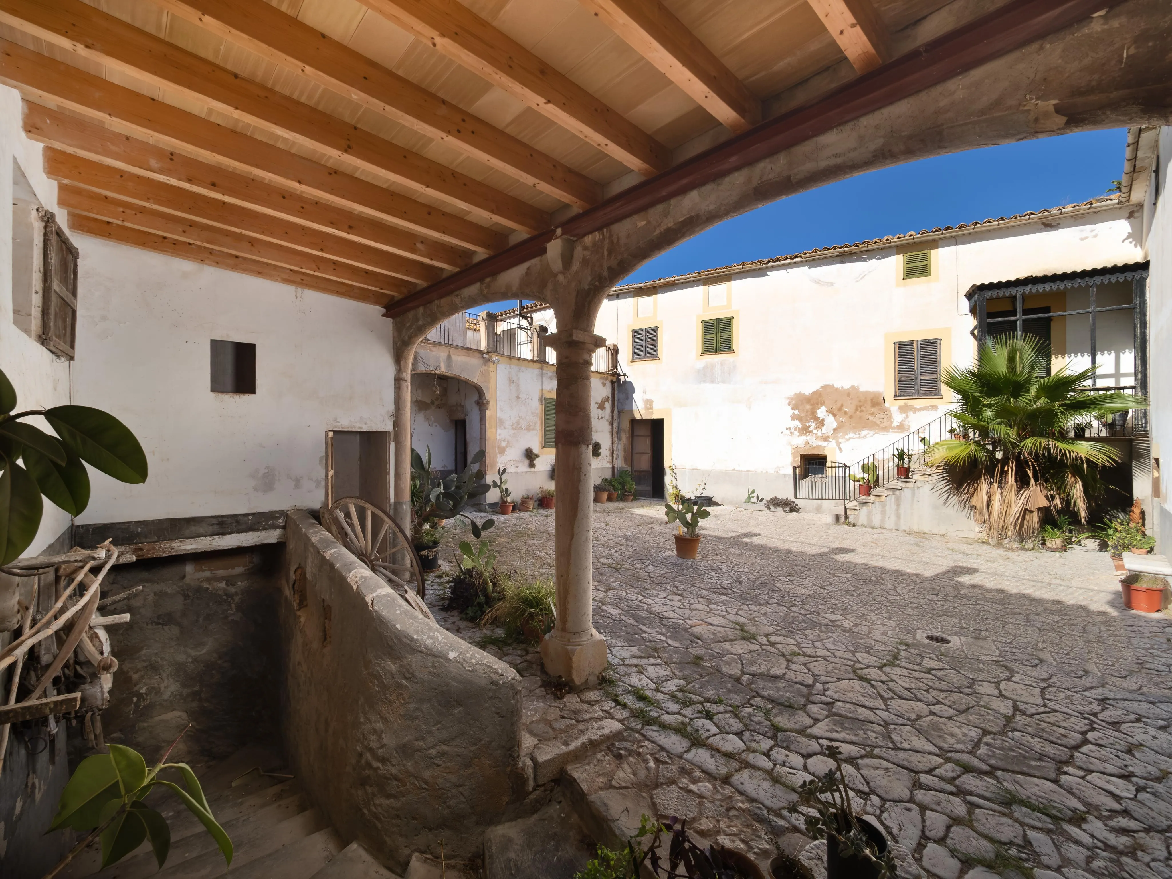 Auténtica possessió mallorquina con vistas panorámicas hasta el mar – una finca histórica con alma y potencial-31