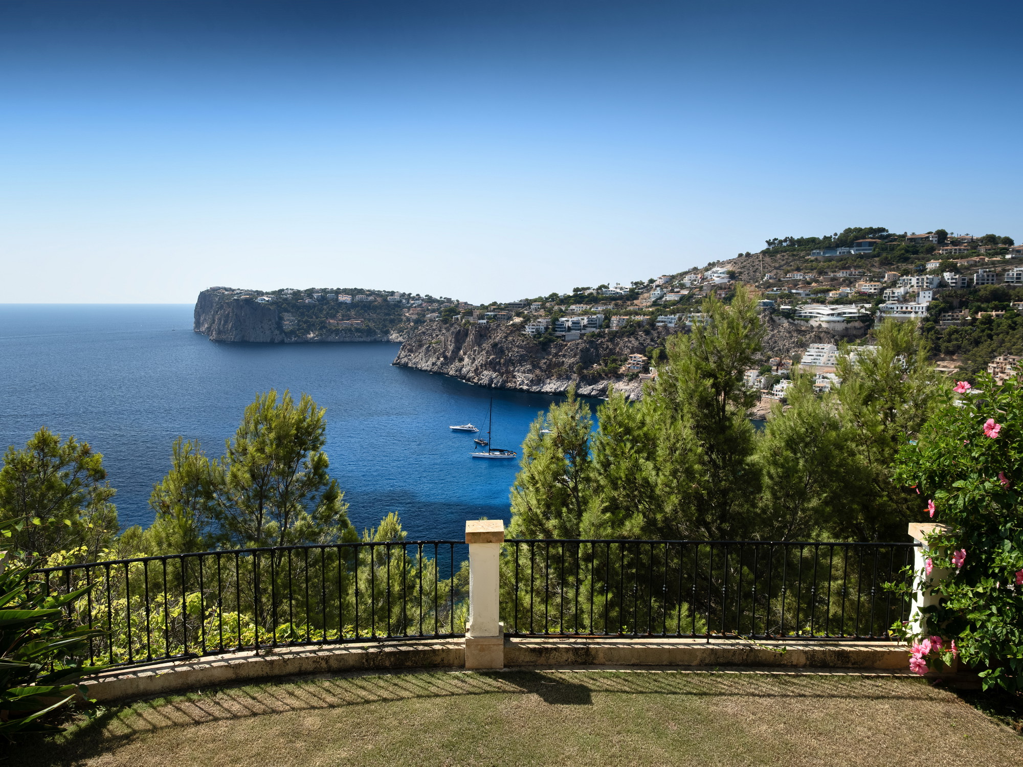 Mediterranean property with fantastic sea views-10