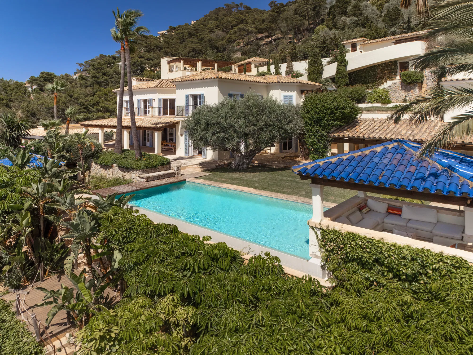 Mediterranean property with fantastic sea views-17