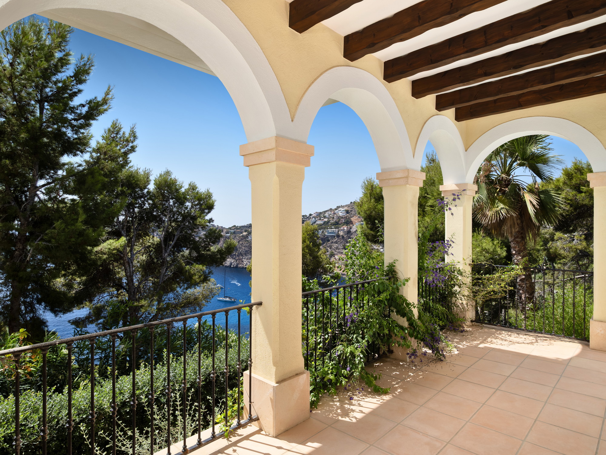 Mediterranean property with fantastic sea views-4