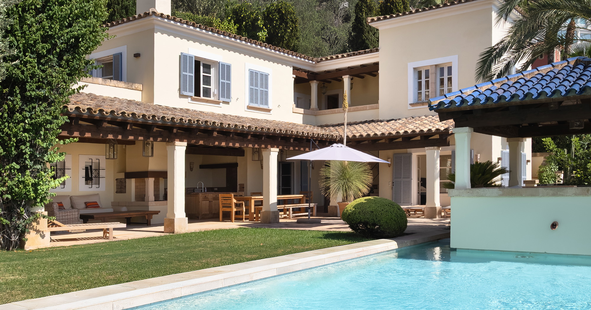 Mediterranean property with fantastic sea views-12