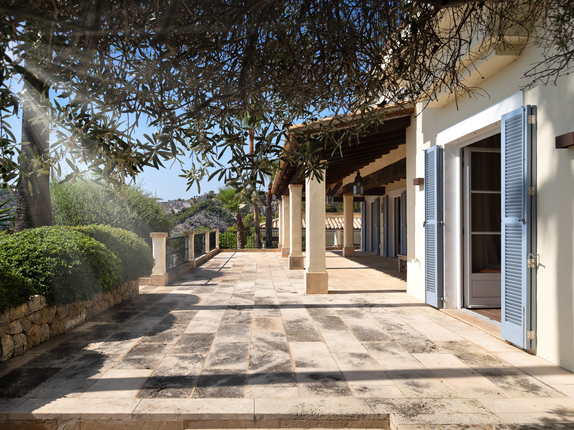 Mediterranean property with fantastic sea views-14