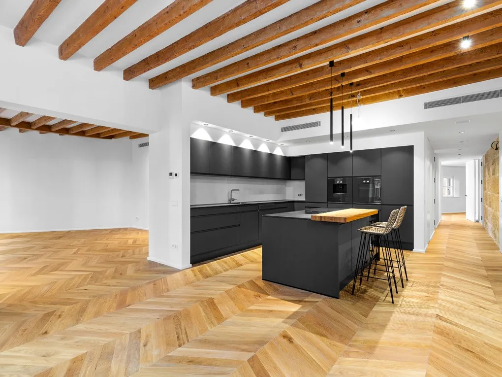 Elegant Habitatge Renovat en Ubicació Exclusiva-1