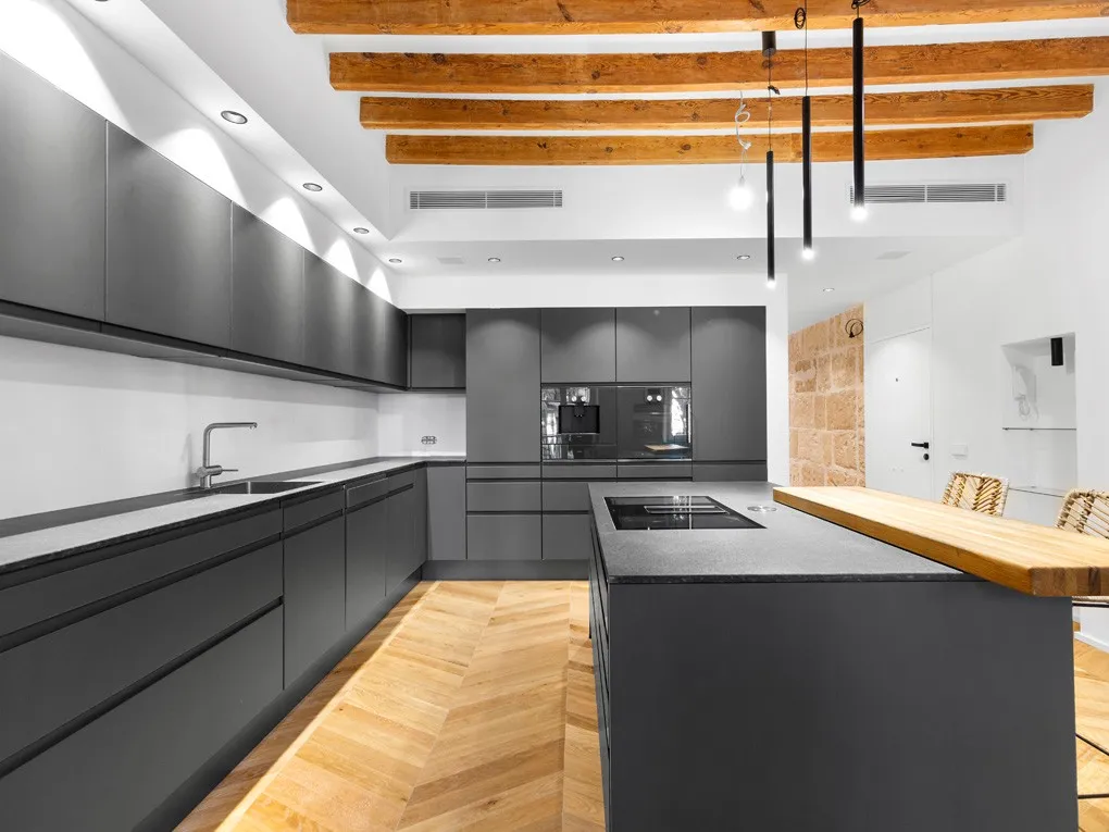 Elegant Habitatge Renovat en Ubicació Exclusiva-4