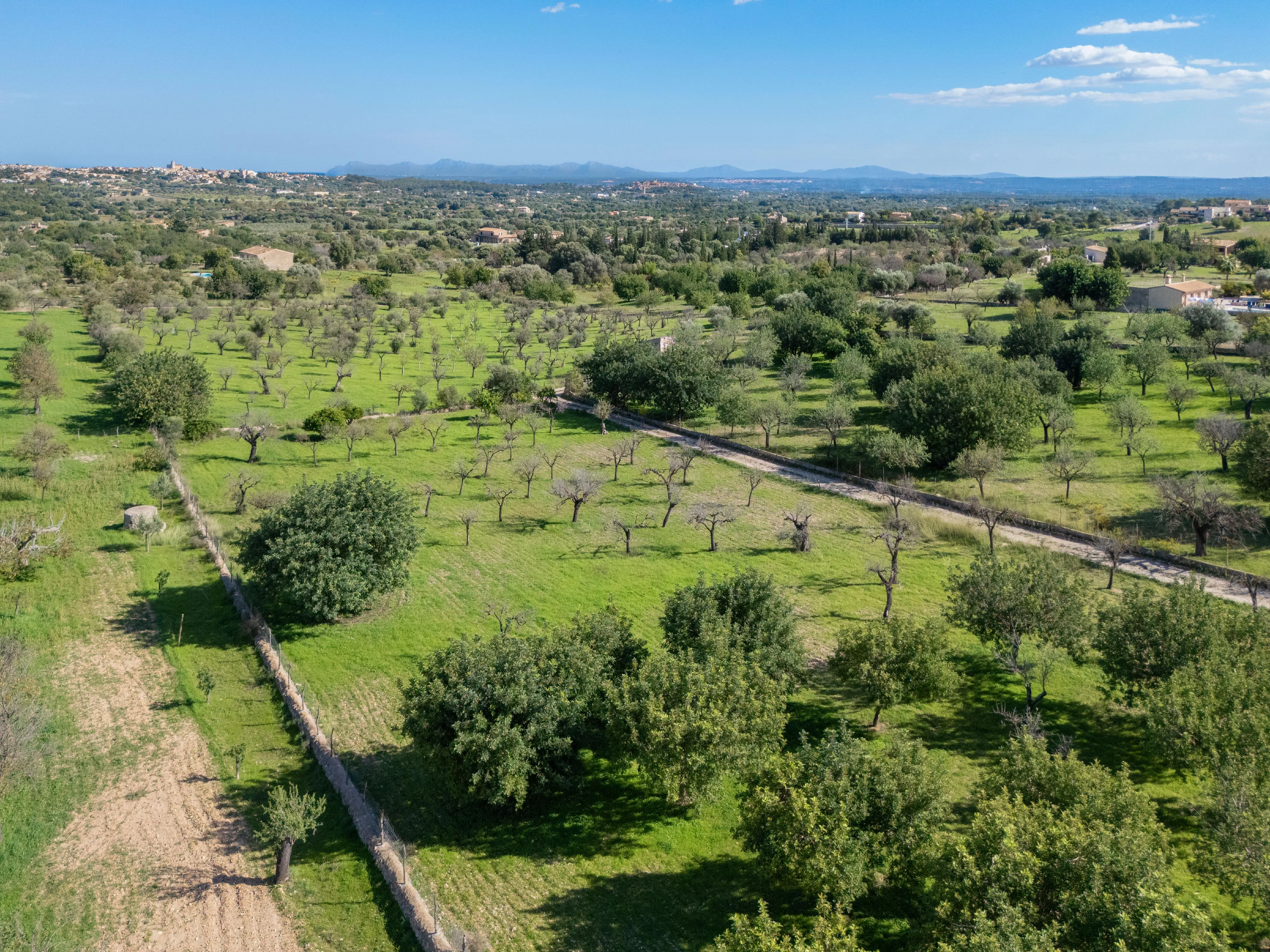 Terreno con proyecto de casa de campo mediterránea con vistas a la montaña y al pueblo-11