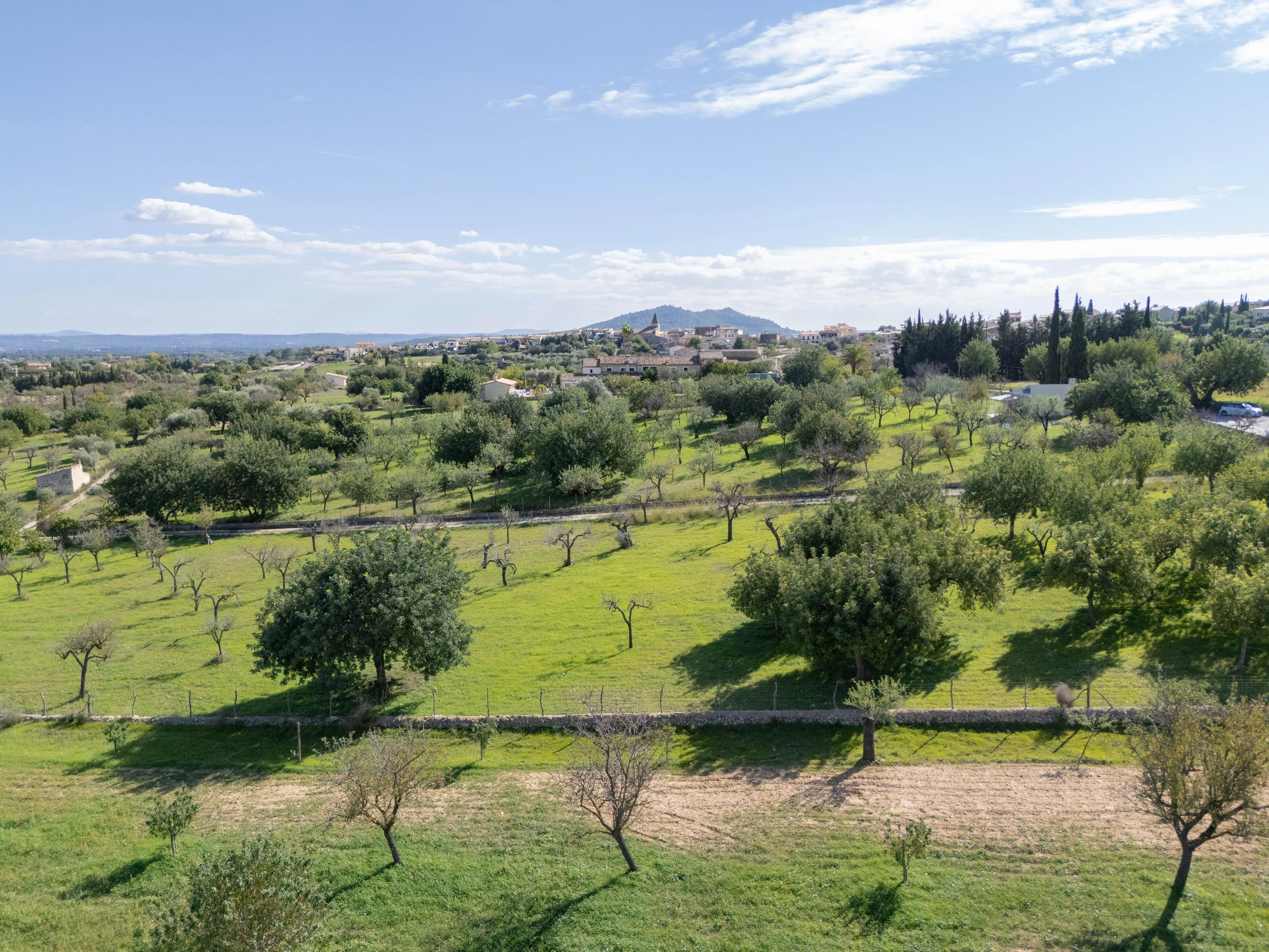Terreno con proyecto de casa de campo mediterránea con vistas a la montaña y al pueblo-10