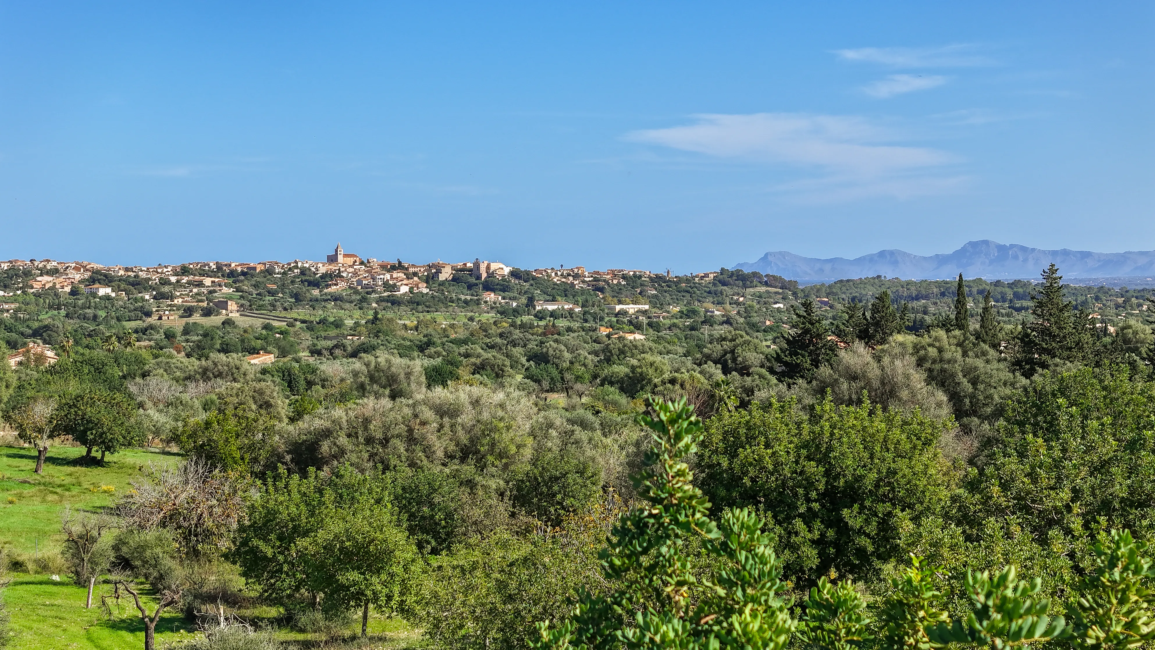 Terreno con proyecto de casa de campo mediterránea con vistas a la montaña y al pueblo-3