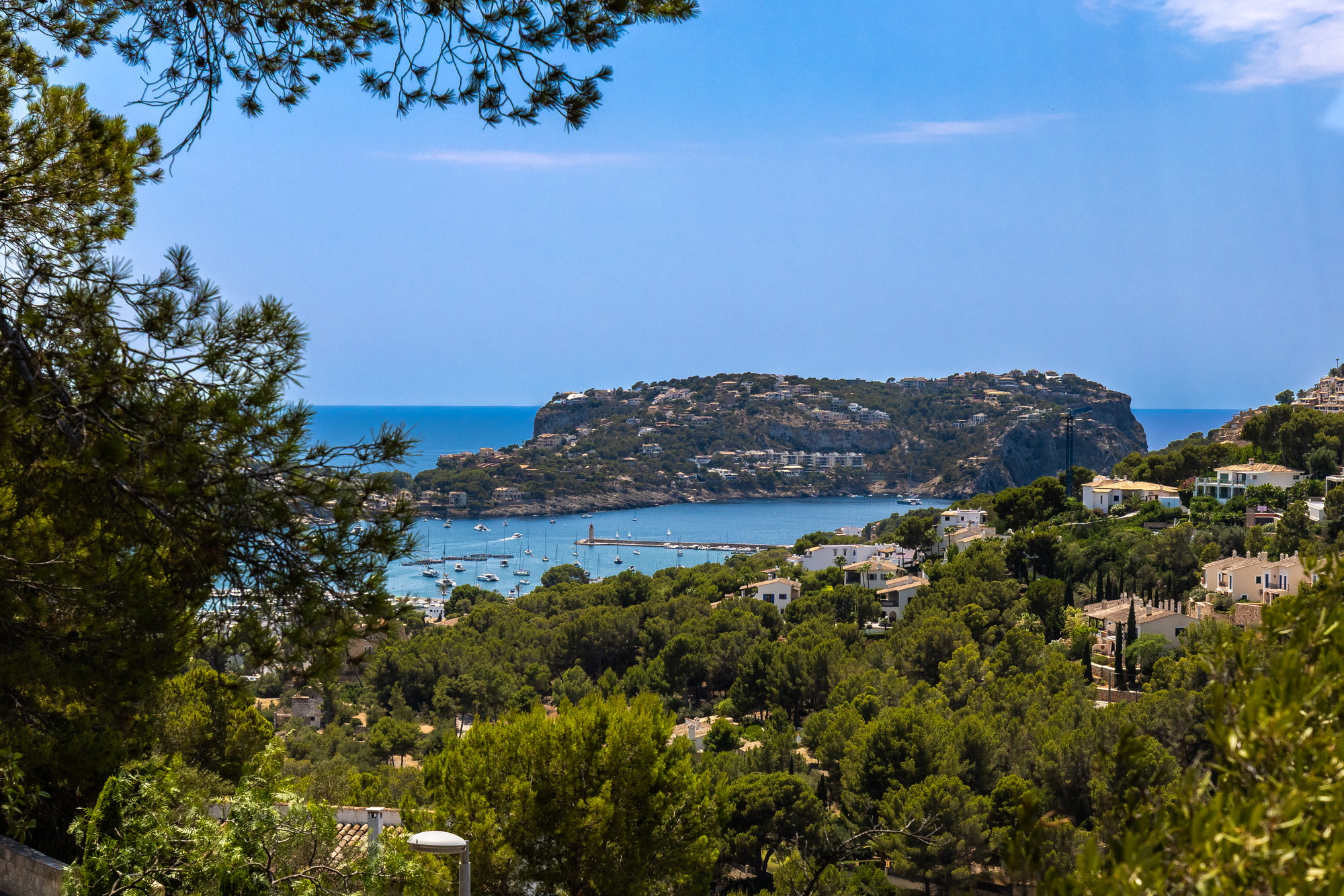 Parcela exclusiva con vistas al mar, situada en una zona elevada con vistas panorámicas, con un proyecto de villa de diseño ya autorizado