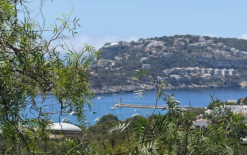 Parcela exclusiva con vistas al mar, situada en una zona elevada con vistas panorámicas, con un proyecto de villa de diseño ya autorizado