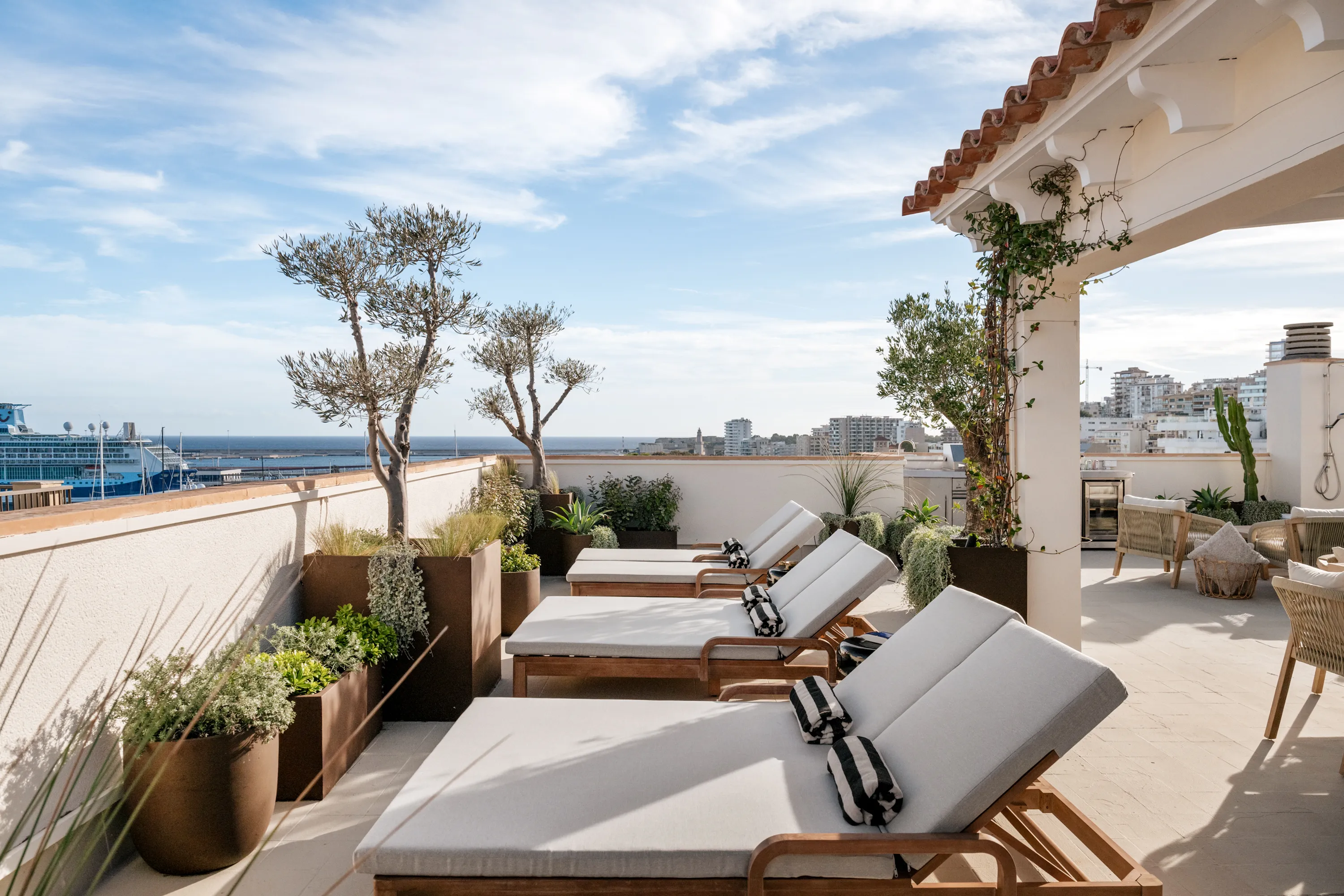 Exceptional Renovated Residence with Private Rooftop on Paseo Marítimo-12