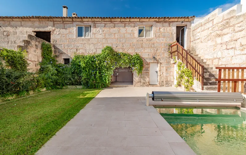 Ruim dorpshuis met tuin, zwembad en garage in Sa Pobla