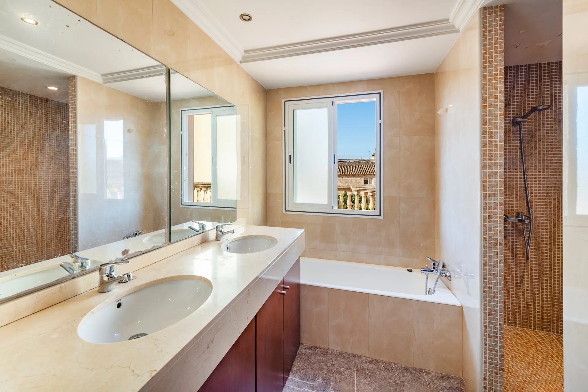 Àmplia casa de poble amb garatge, piscina i jardí a Sa Pobla, Mallorca-11