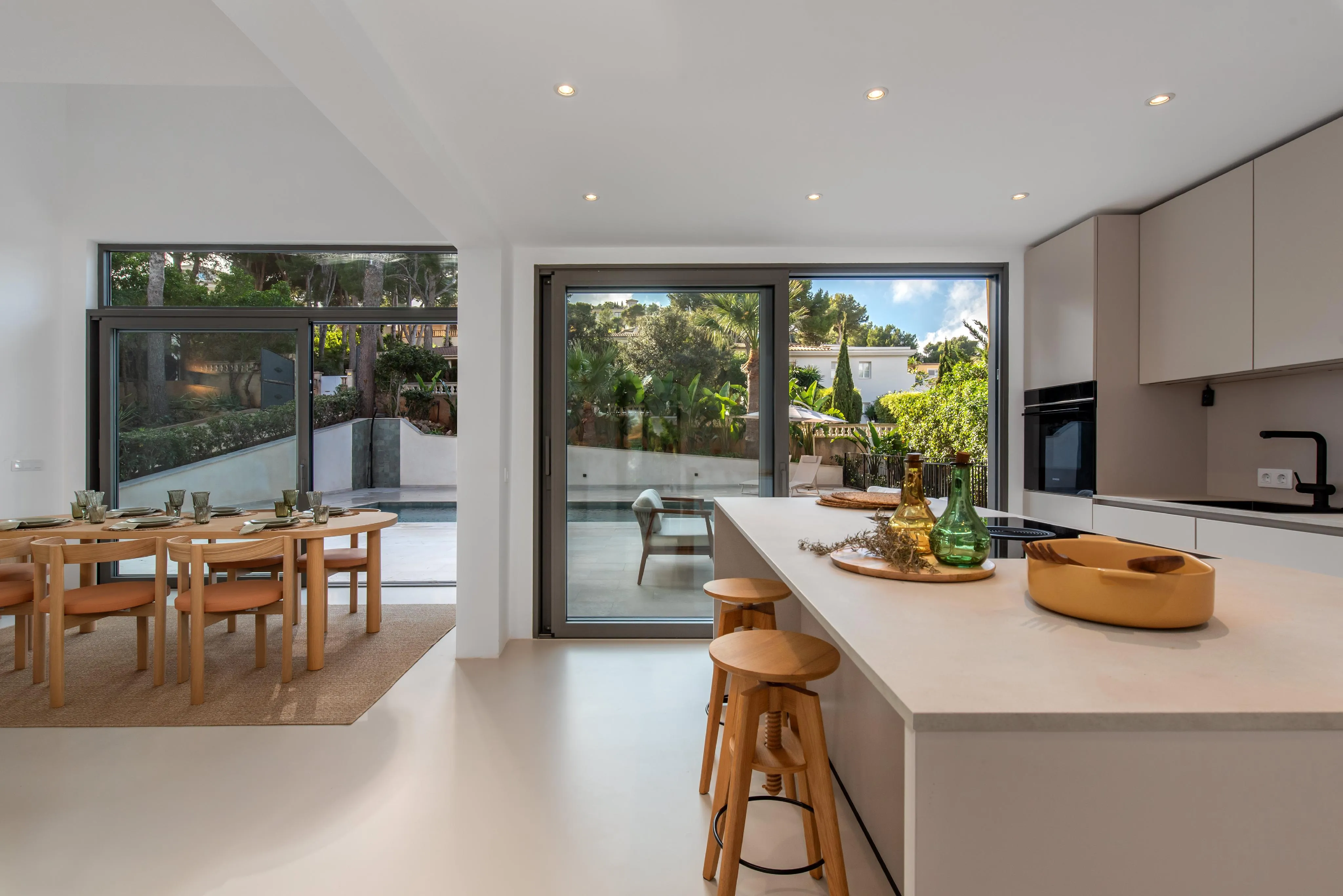 Villa med renoveringsprojekt och uthyrningslicens i bästa läge-6