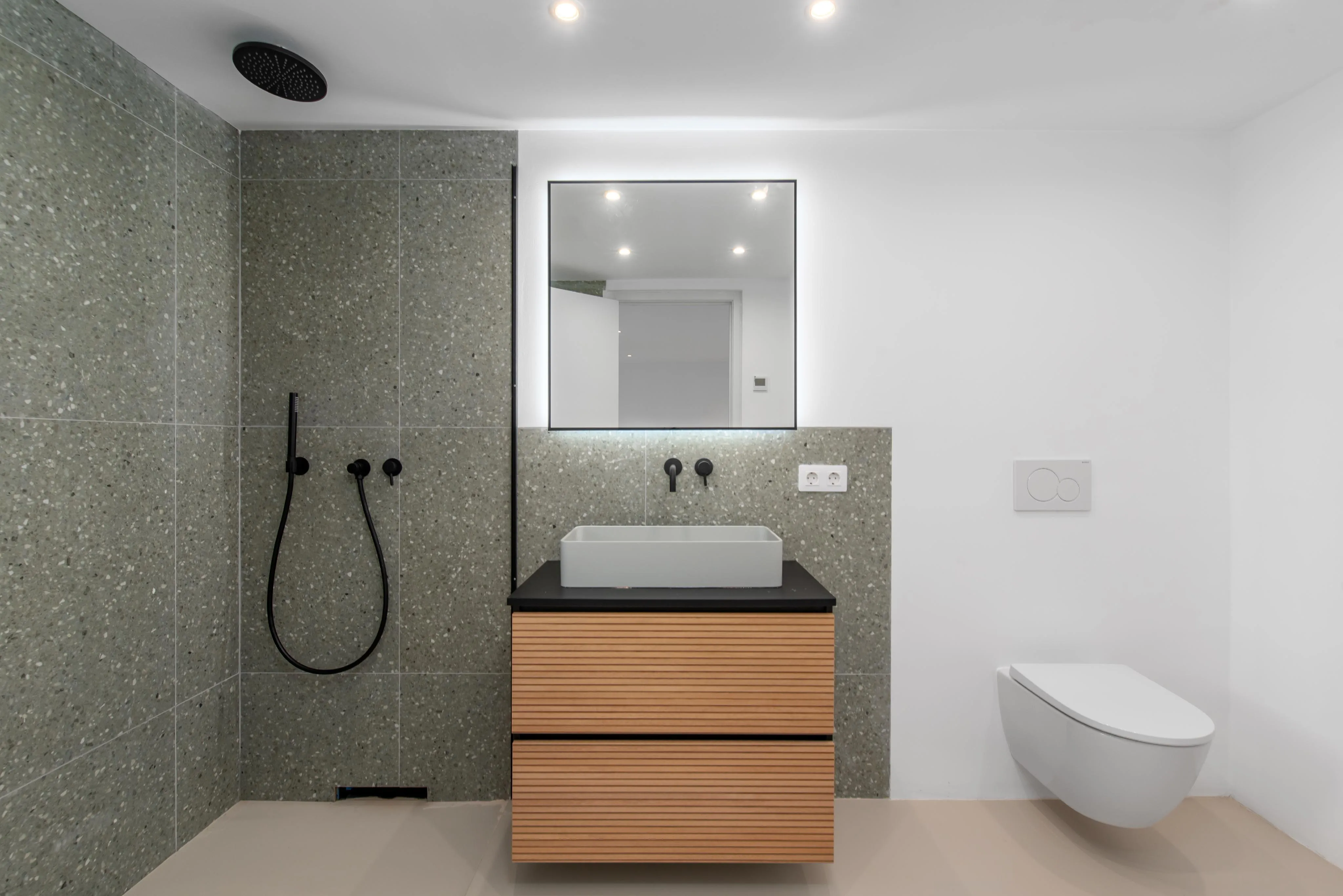 Villa med renoveringsprojekt och uthyrningslicens i bästa läge-16