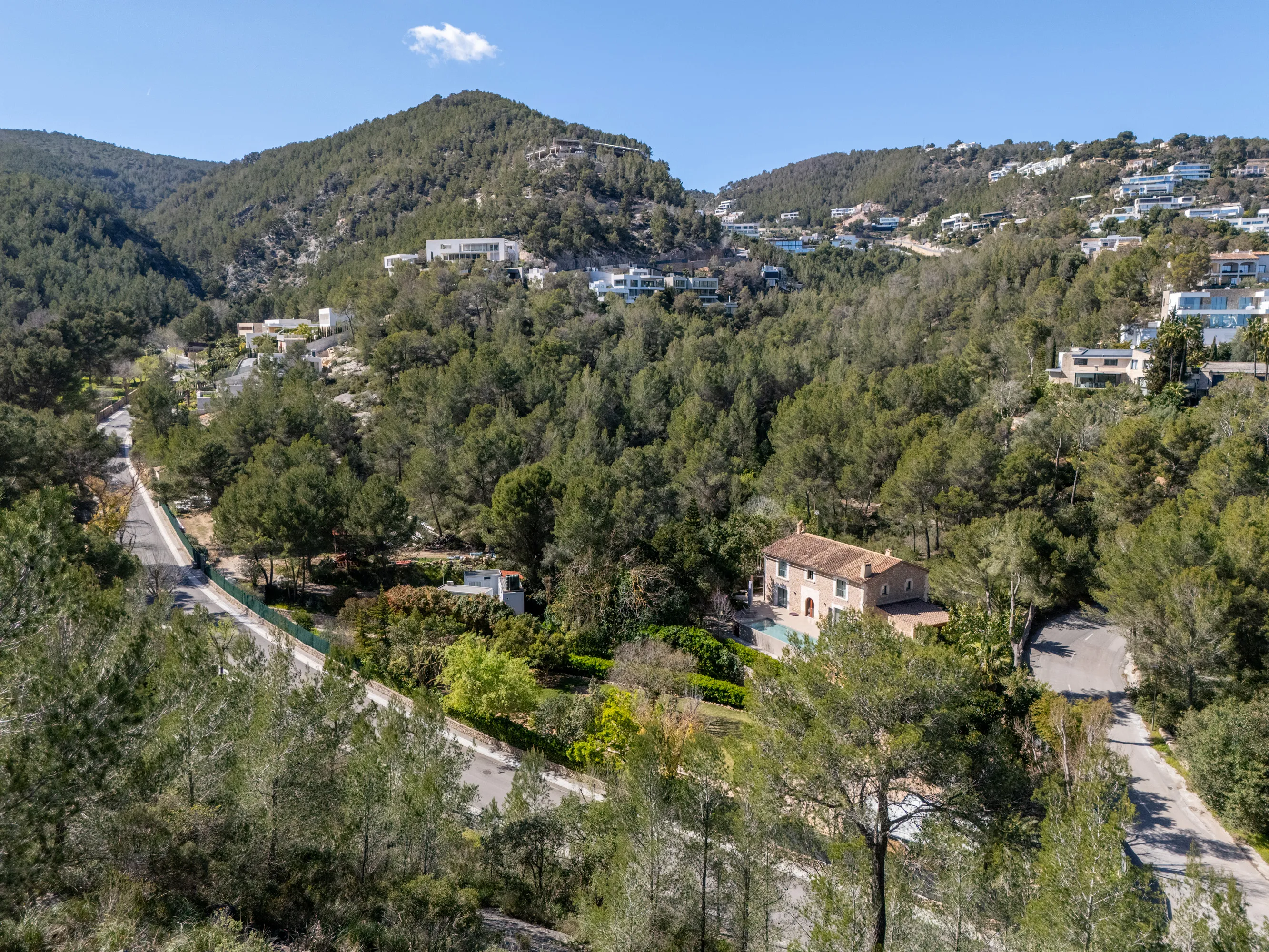 Projecte de vila contemporània amb vistes panoràmiques i orientació a la posada de sol-5