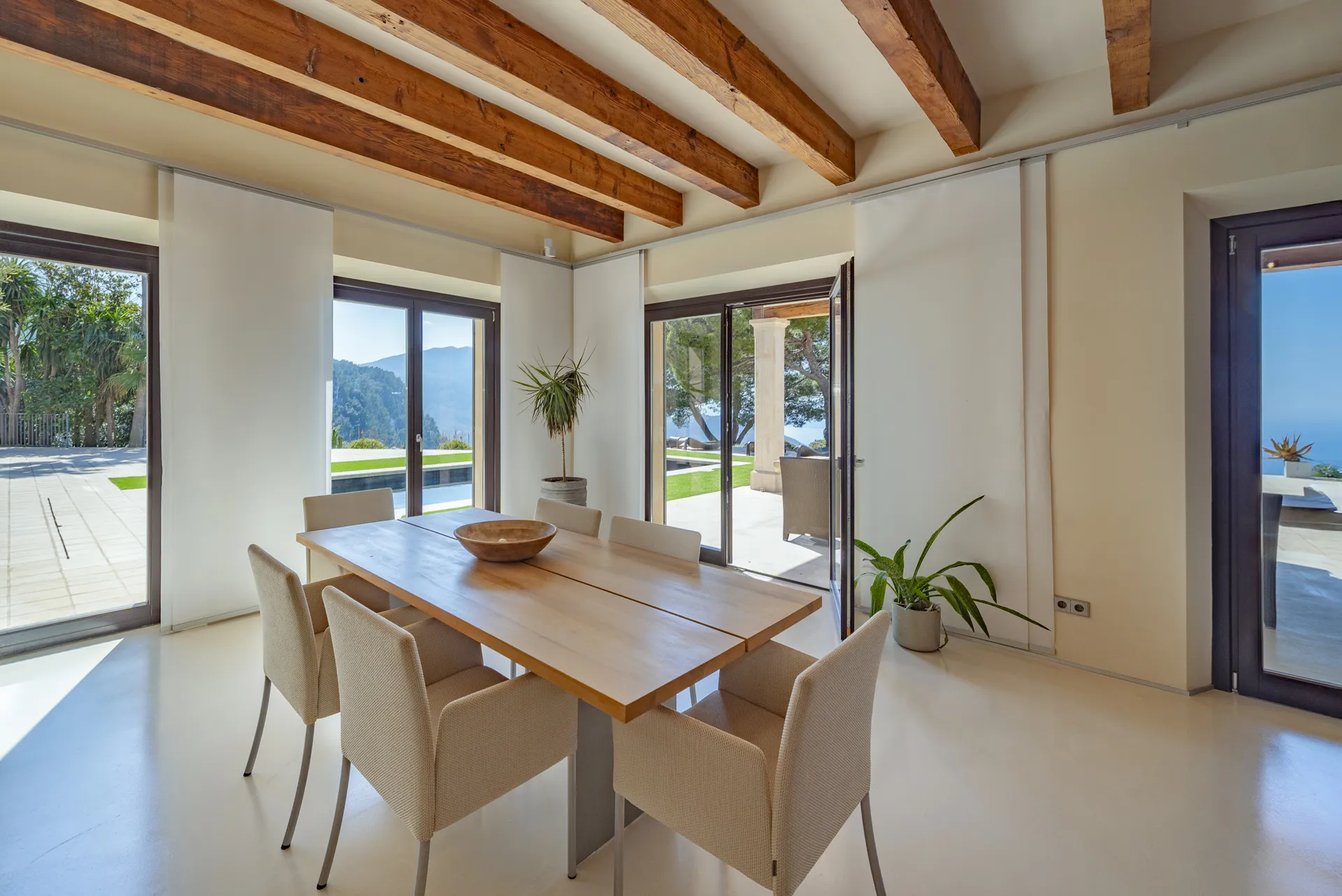 Unieke natuurstenen villa met panoramisch uitzicht op zee-13