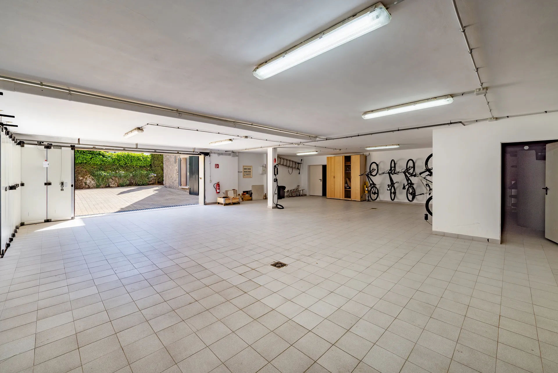 Unieke natuurstenen villa met panoramisch uitzicht op zee-34