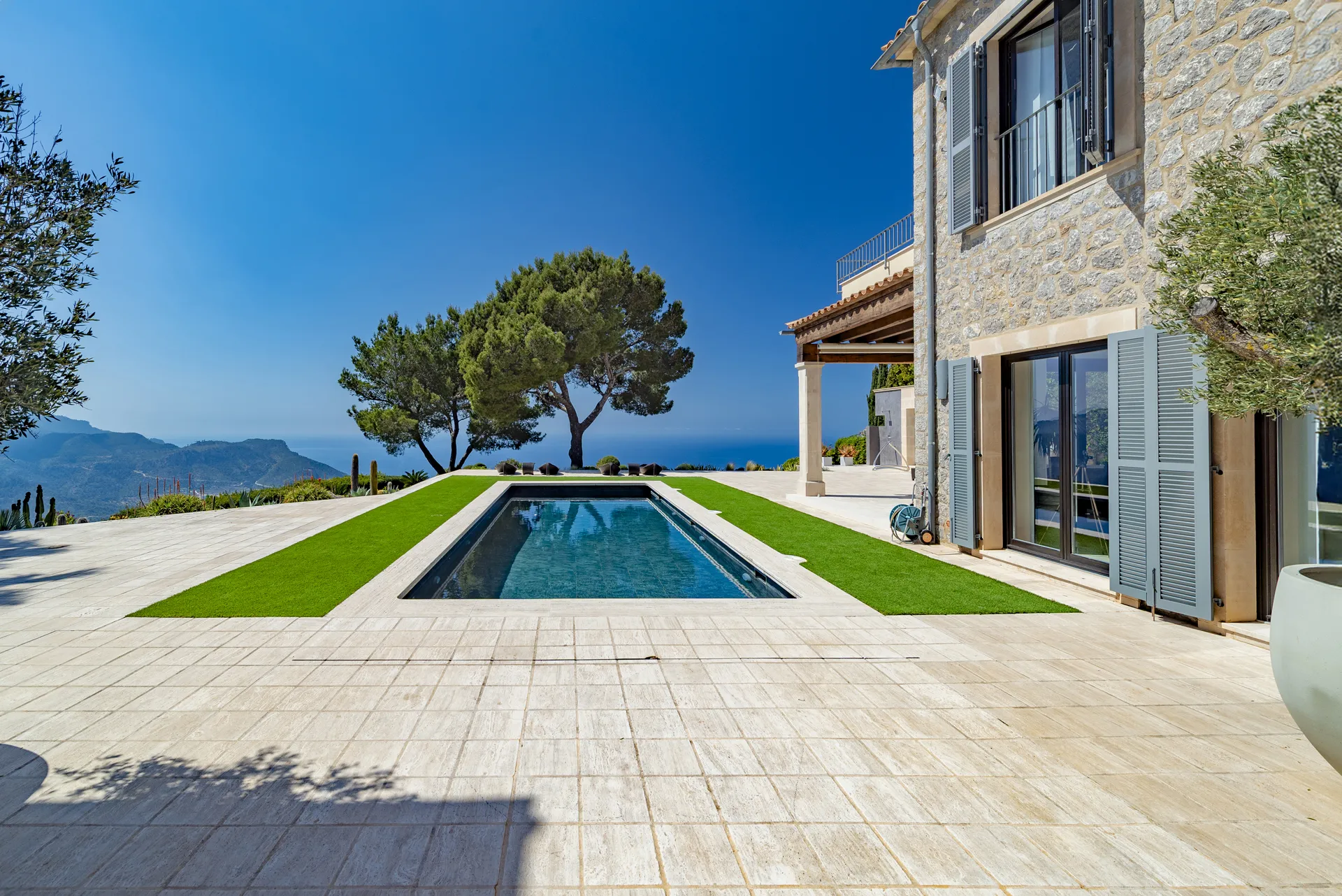 Unieke natuurstenen villa met panoramisch uitzicht op zee-2