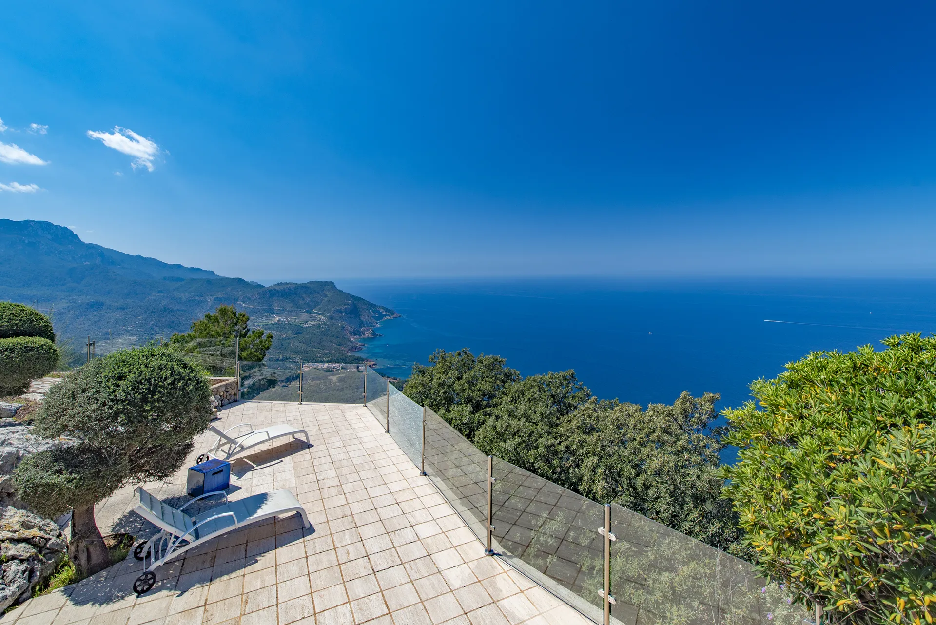 Fantastisk naturstensvilla med panoramaudsigt over havet-43