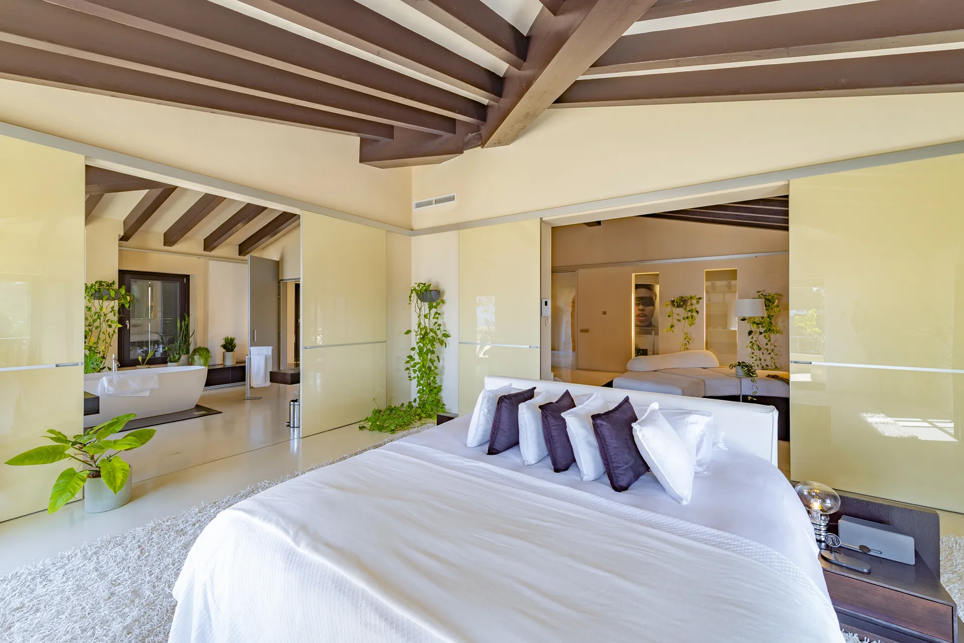 Unieke natuurstenen villa met panoramisch uitzicht op zee-18