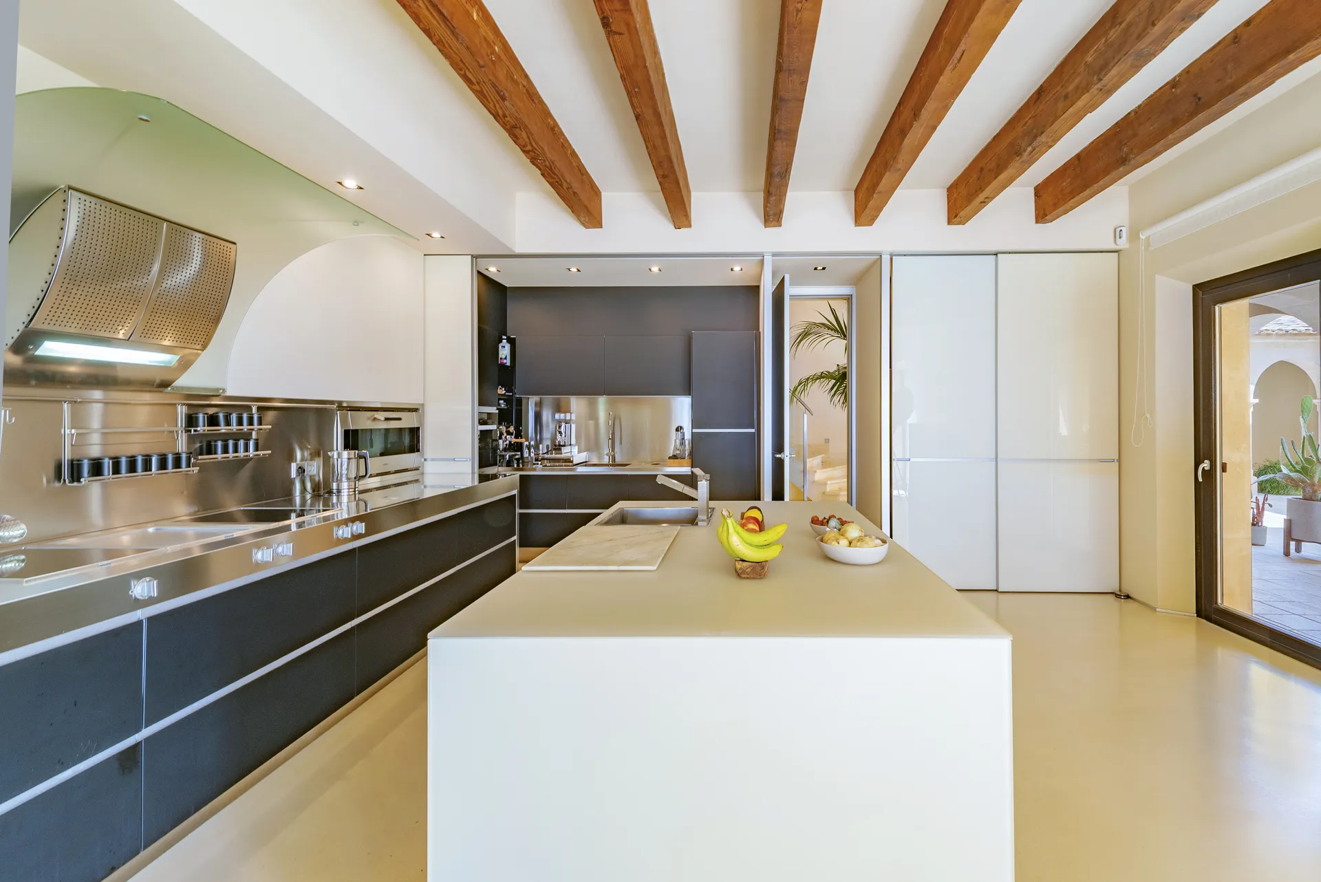 Unieke natuurstenen villa met panoramisch uitzicht op zee-14