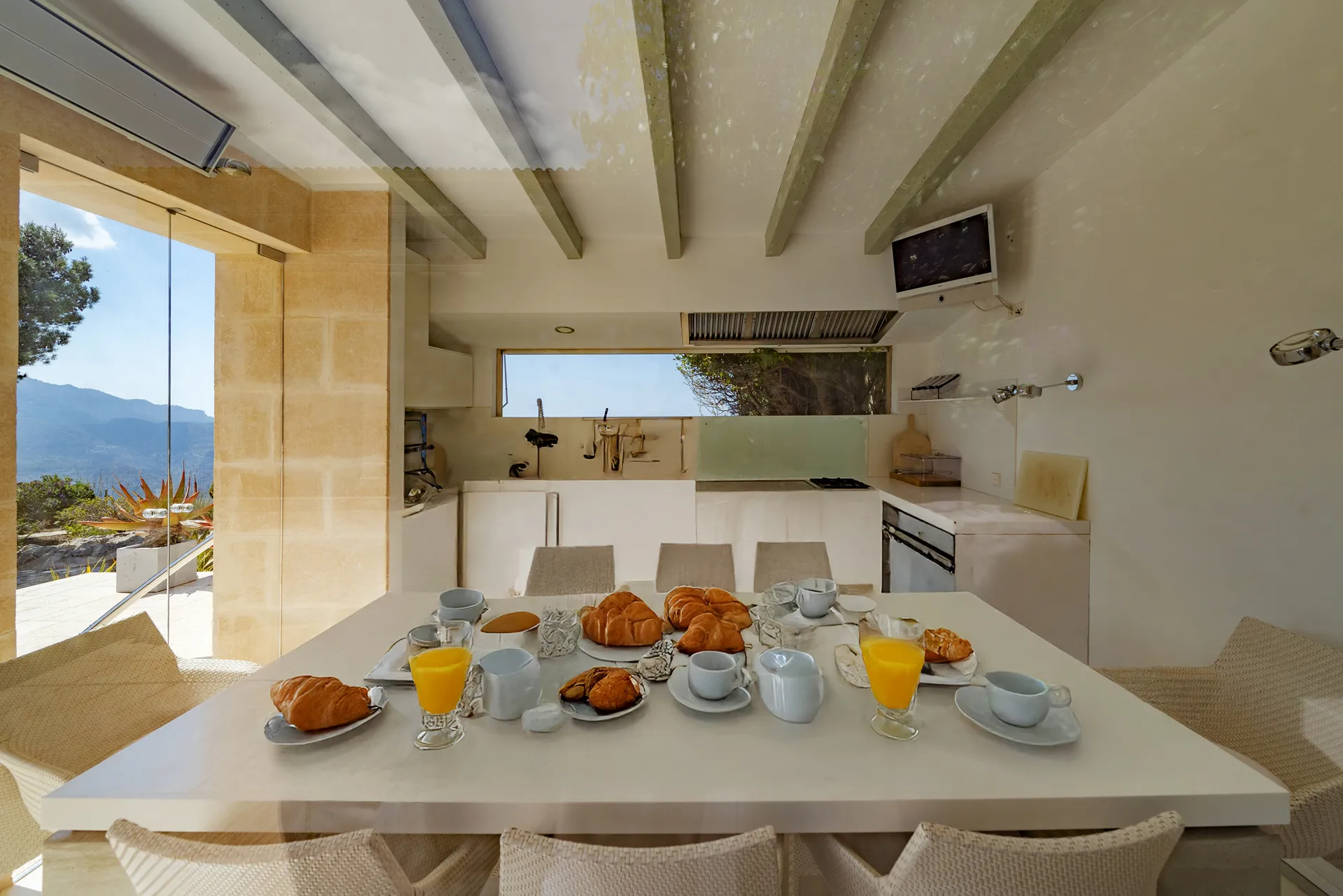 Unieke natuurstenen villa met panoramisch uitzicht op zee-38