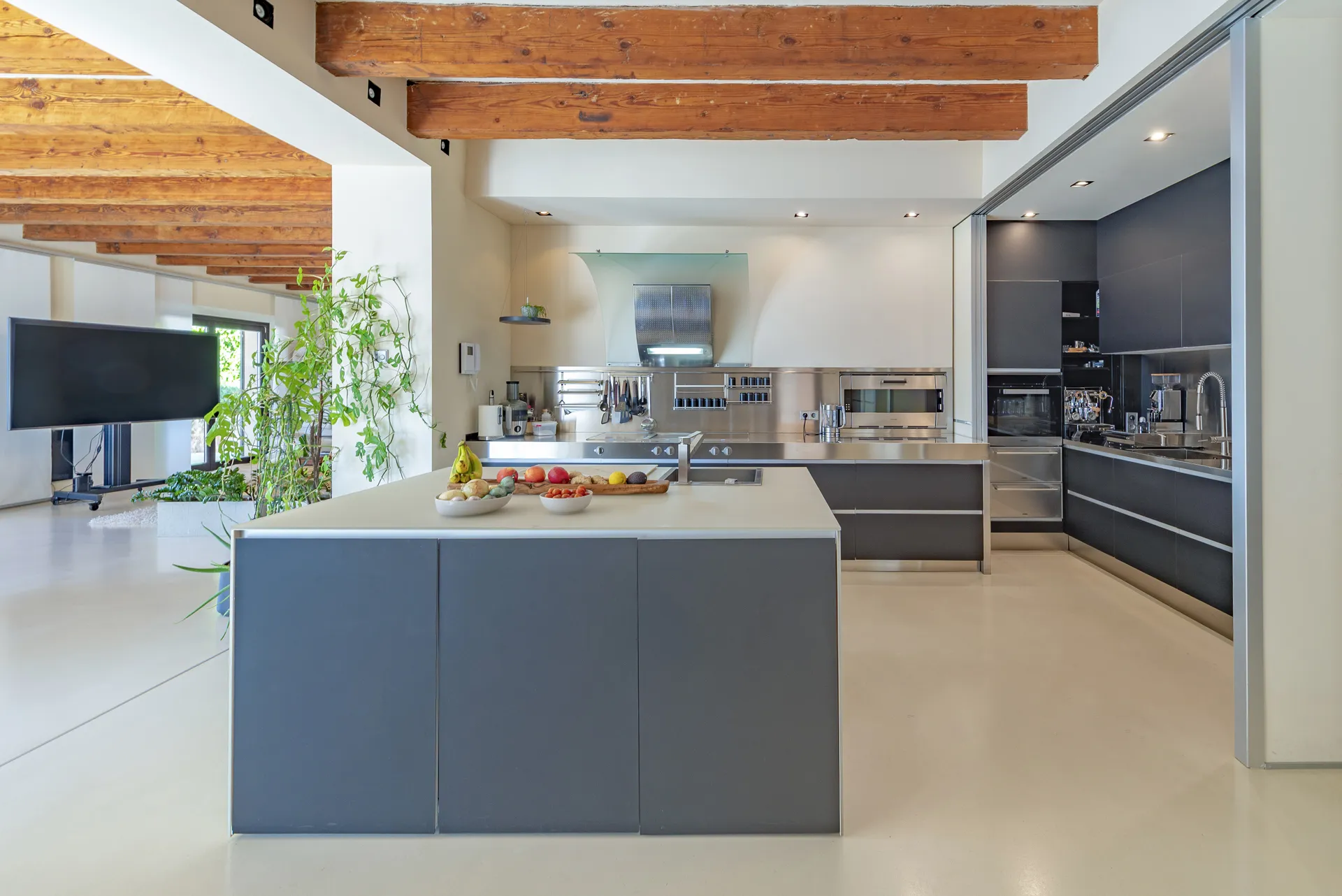 Unieke natuurstenen villa met panoramisch uitzicht op zee-5