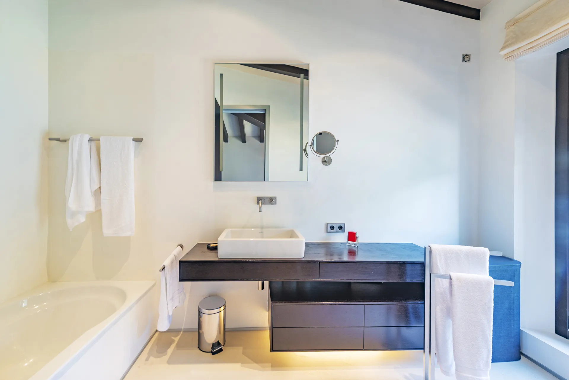 Unieke natuurstenen villa met panoramisch uitzicht op zee-26