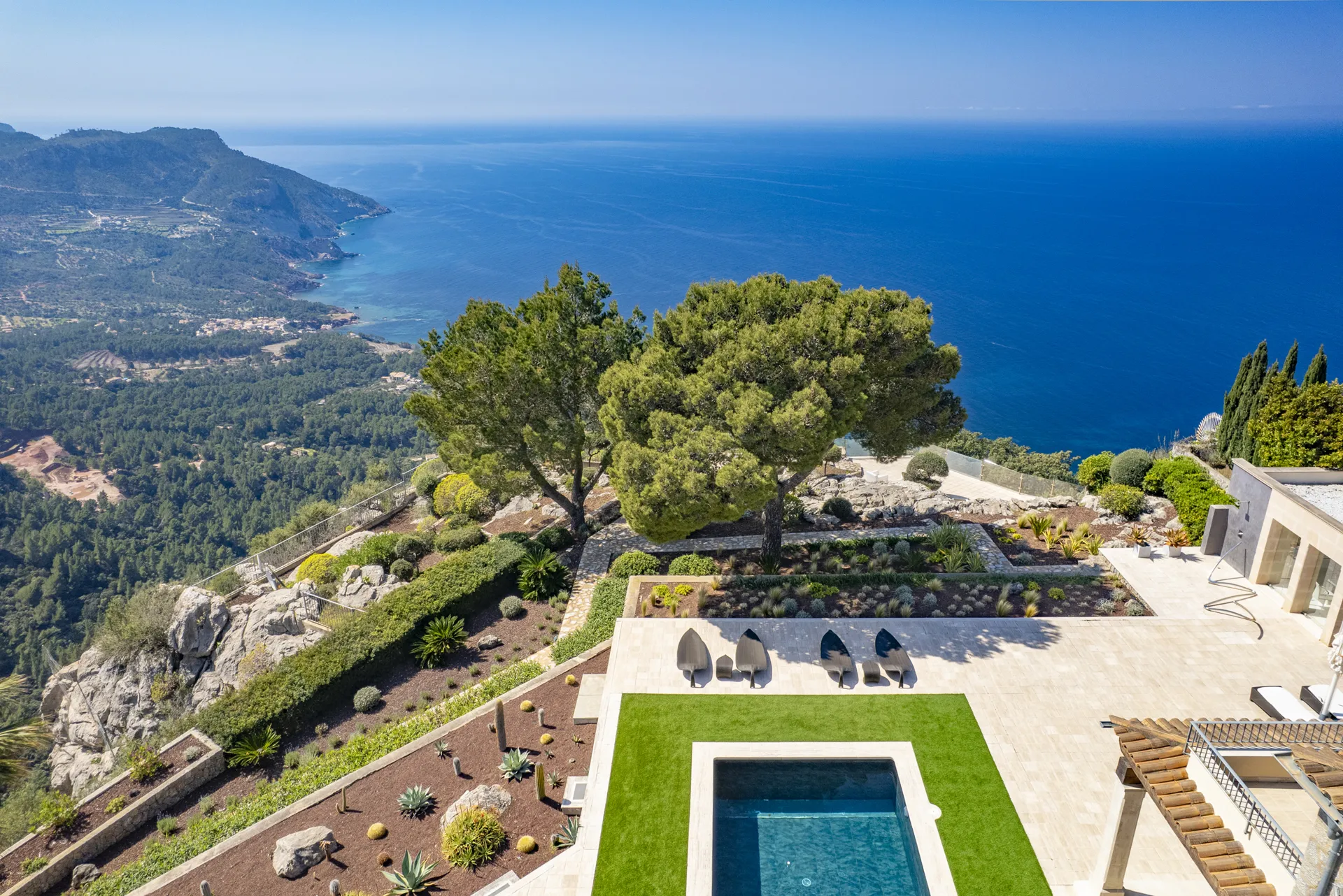 Unieke natuurstenen villa met panoramisch uitzicht op zee-17