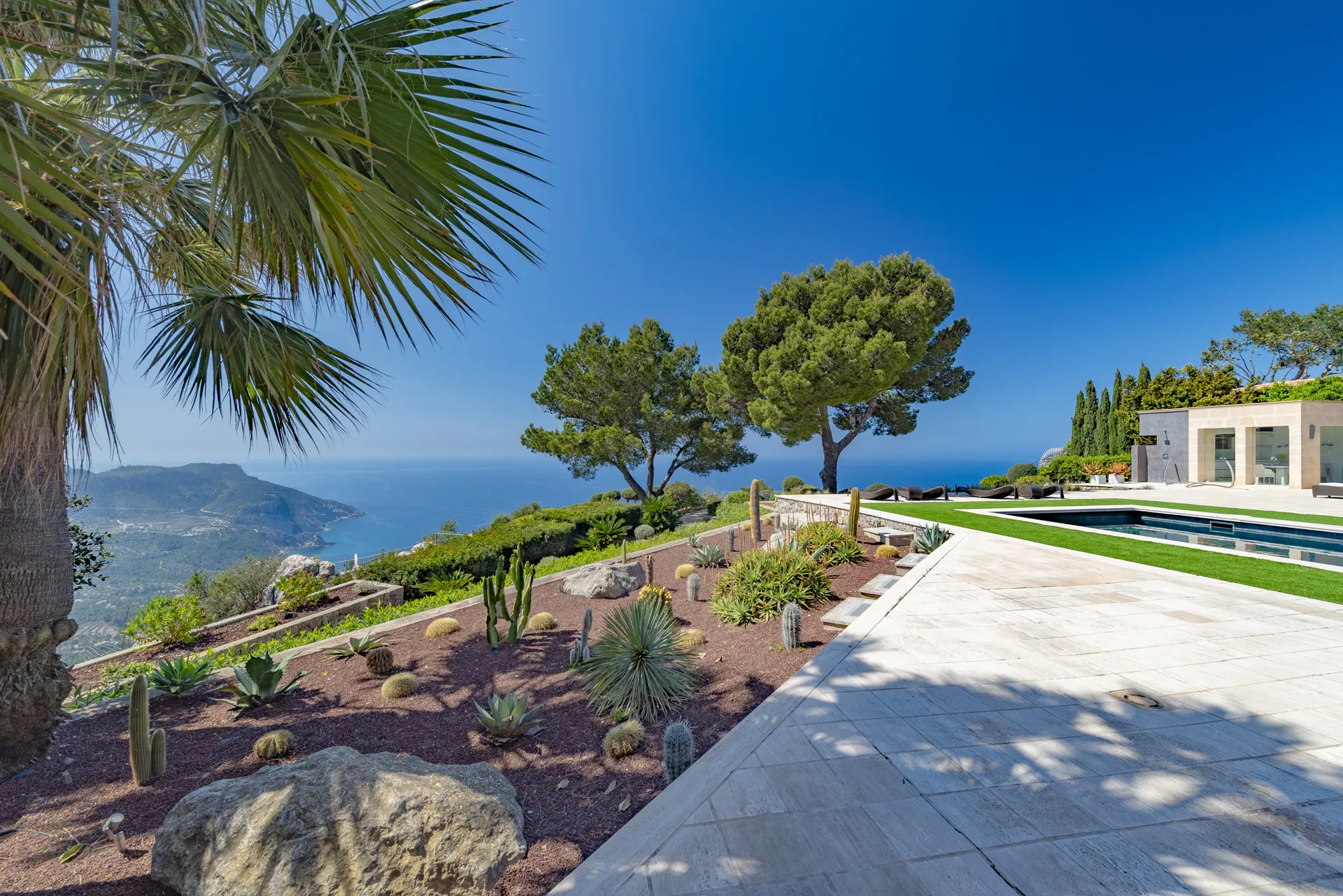 Unieke natuurstenen villa met panoramisch uitzicht op zee-37