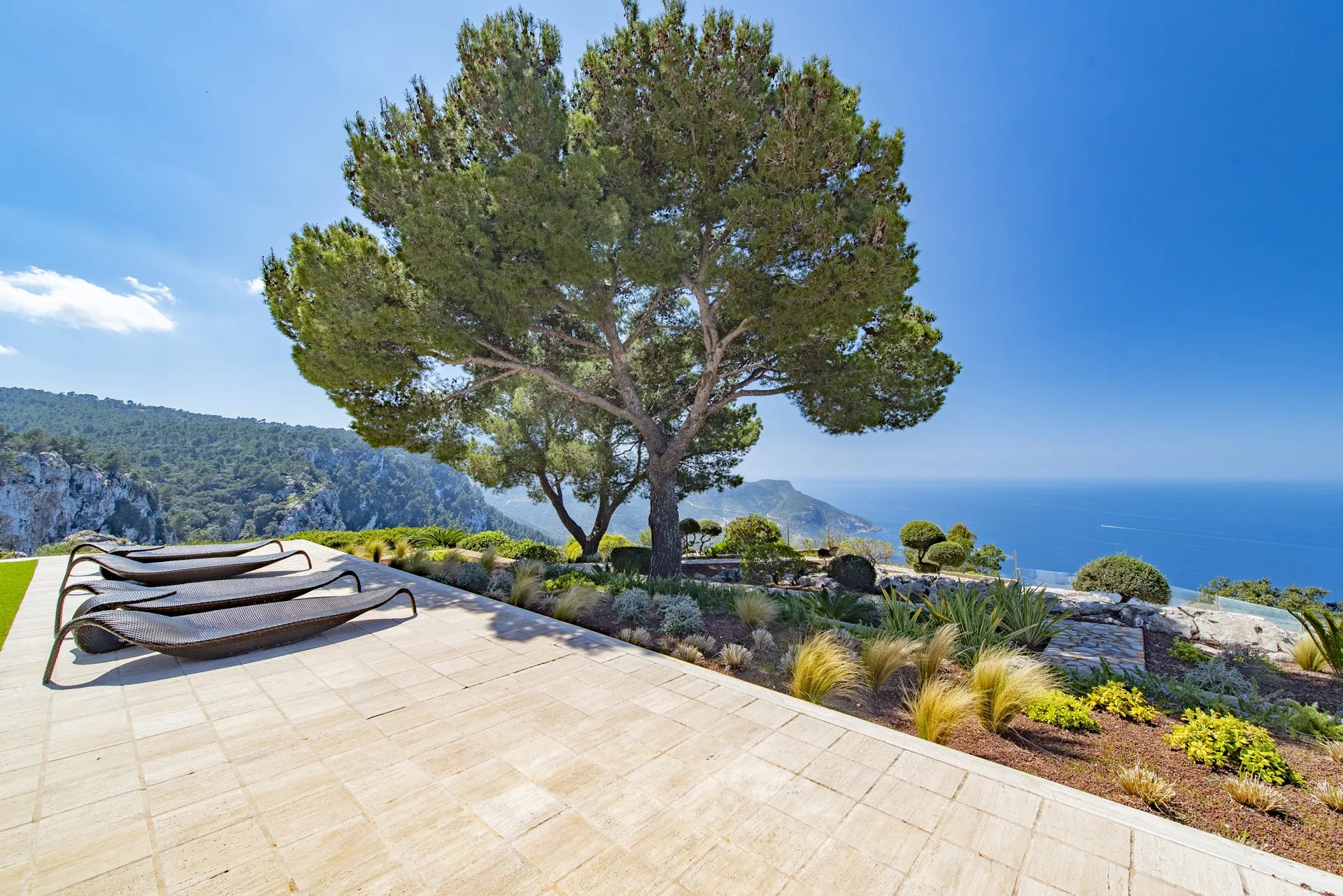 Unieke natuurstenen villa met panoramisch uitzicht op zee-6