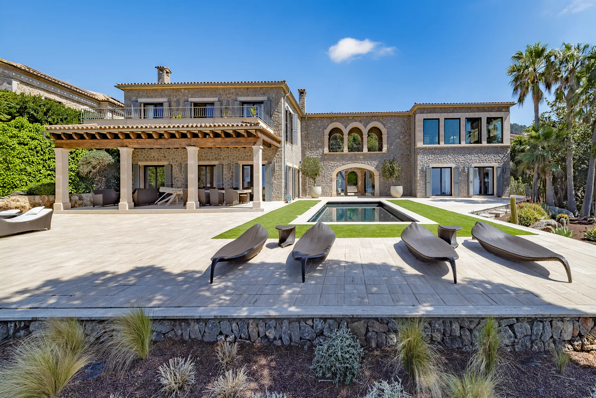 Fantastisk naturstensvilla med panoramaudsigt over havet-1