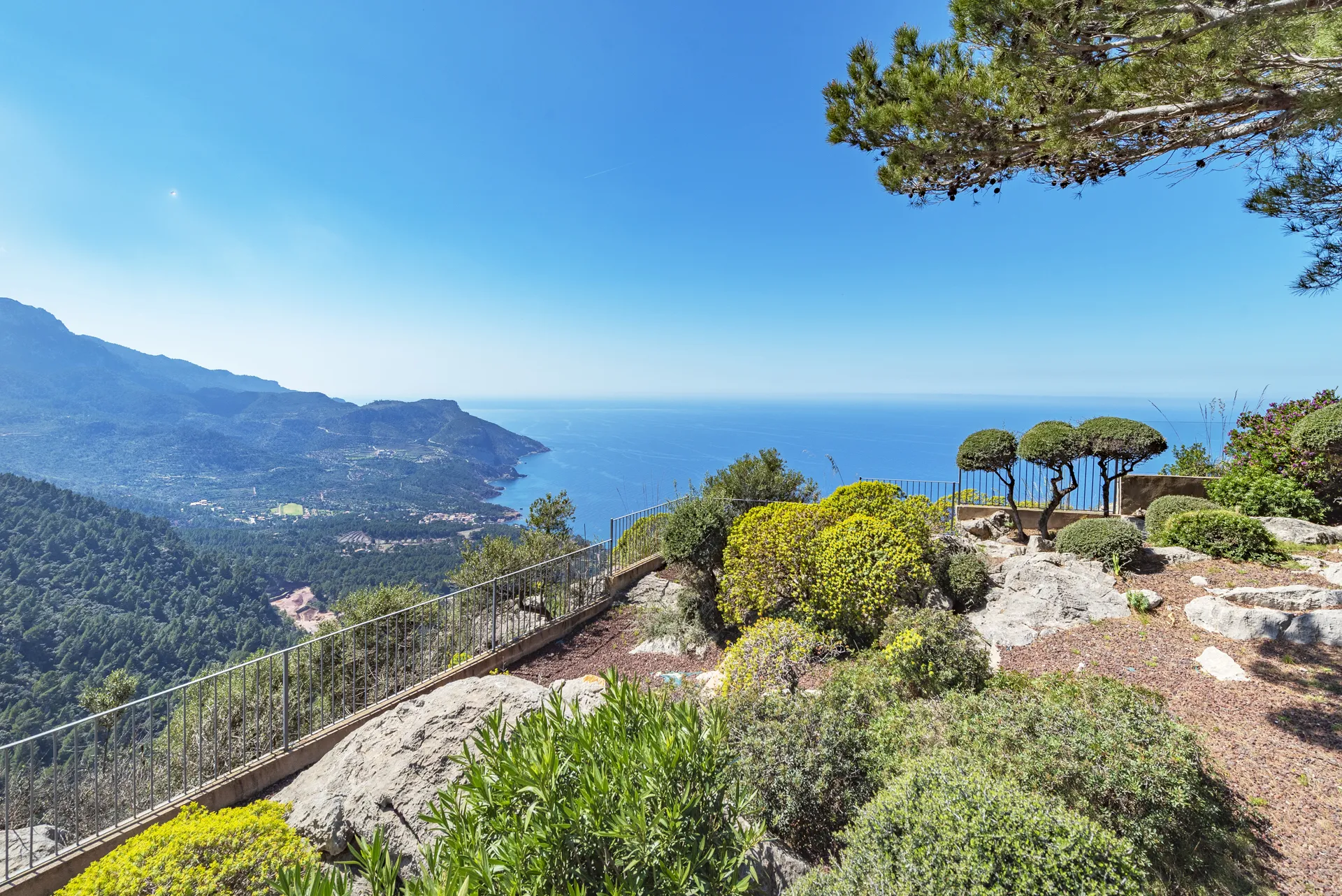 Fantastisk naturstensvilla med panoramaudsigt over havet-24