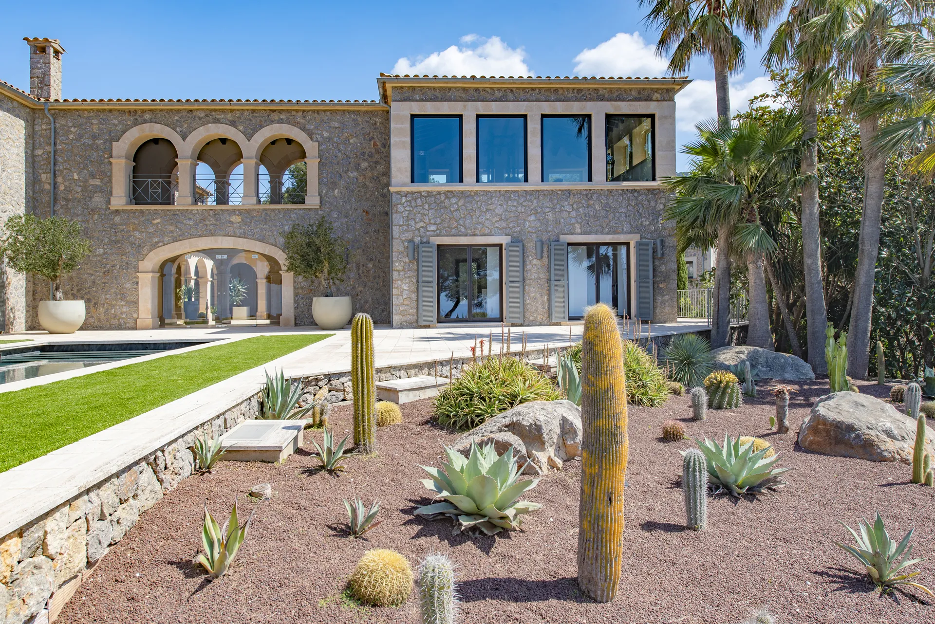 Unieke natuurstenen villa met panoramisch uitzicht op zee-33