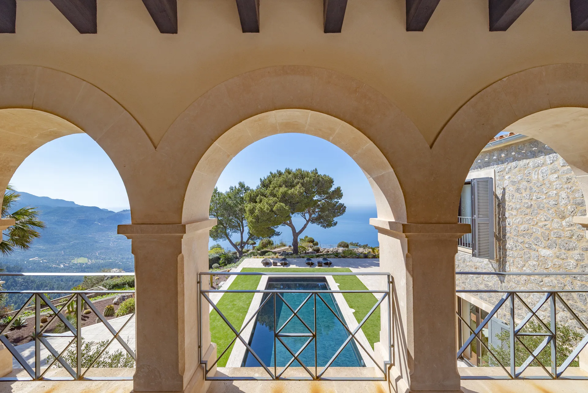 Fantastisk naturstensvilla med panoramaudsigt over havet-22