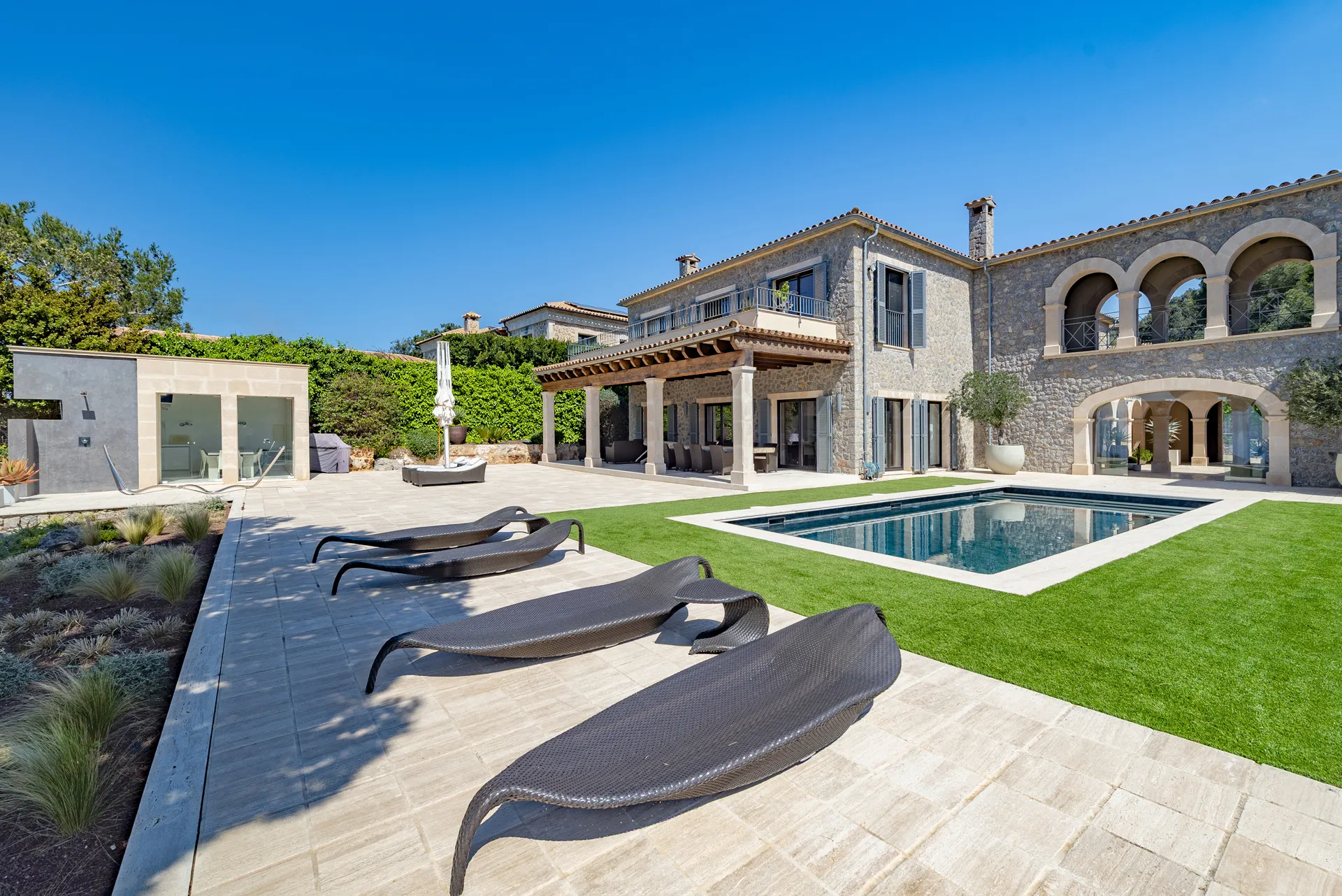 Unieke natuurstenen villa met panoramisch uitzicht op zee-42