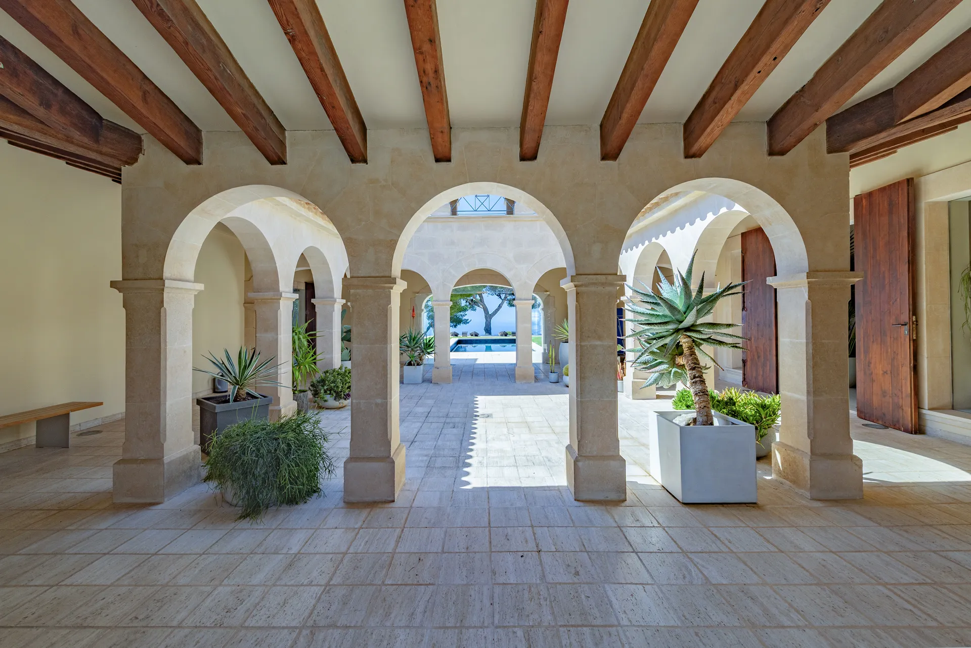 Unieke natuurstenen villa met panoramisch uitzicht op zee-8