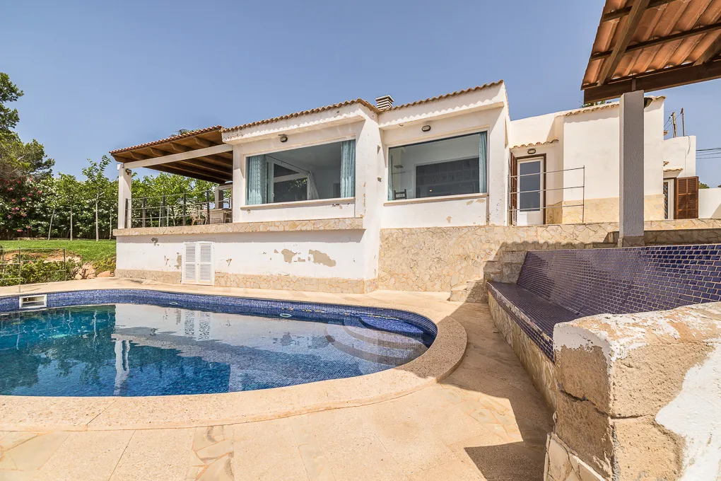 Villa i første række til renovering i Cala Pi-11