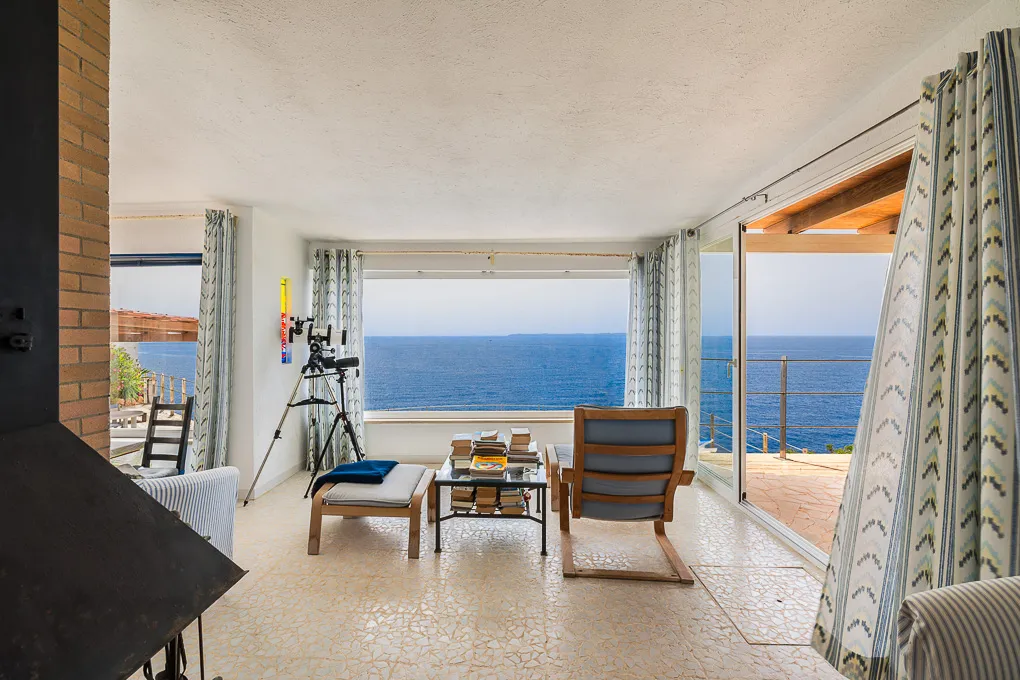 Villa i første række til renovering i Cala Pi-4