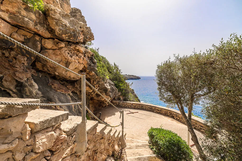 Вилла с ремонтом на первой линии моря-12